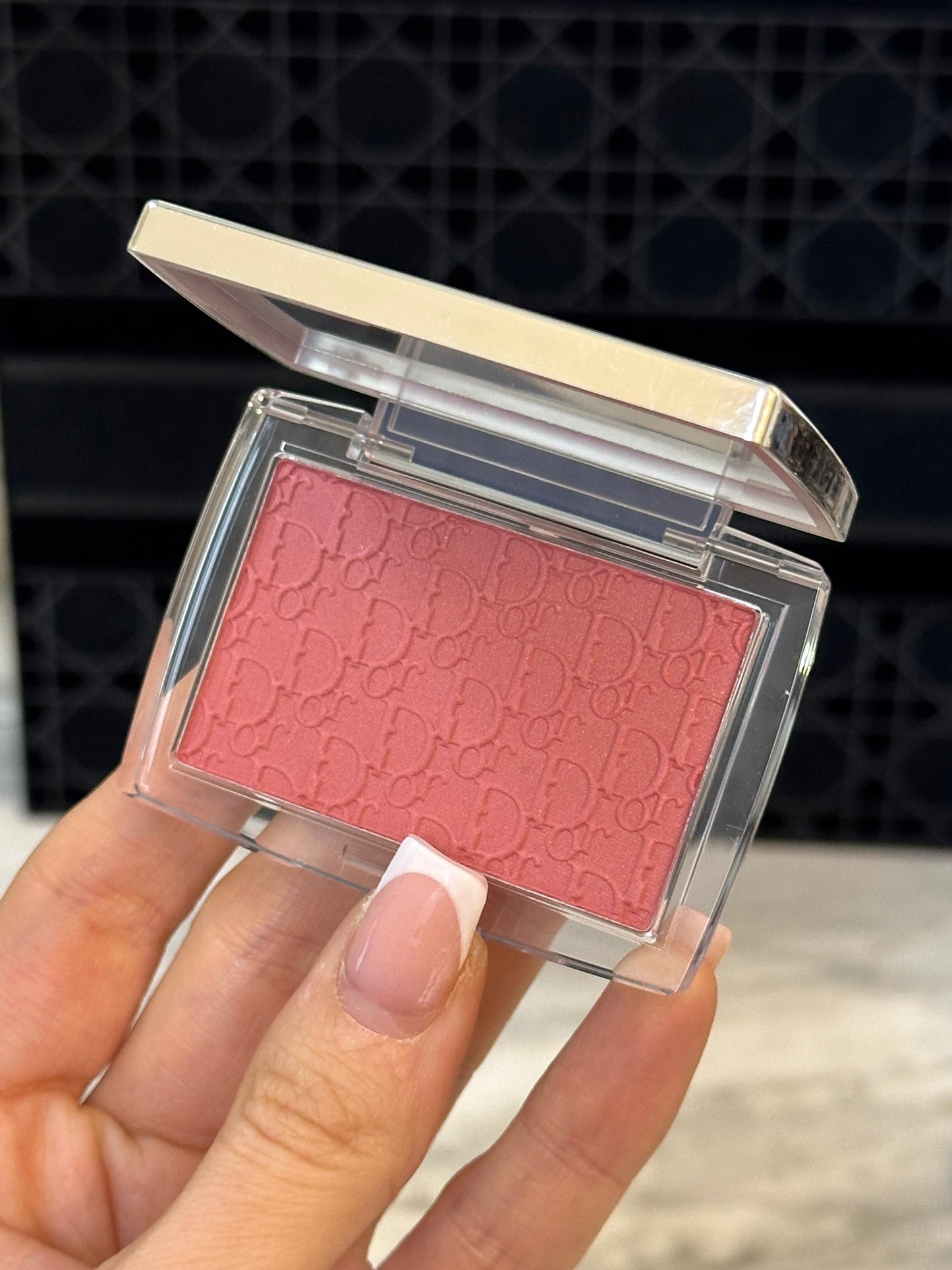 DIOR Rosy Glow (012 Rosewood)
Color-Awakening Blush - Natural Healthy Glow Effect
