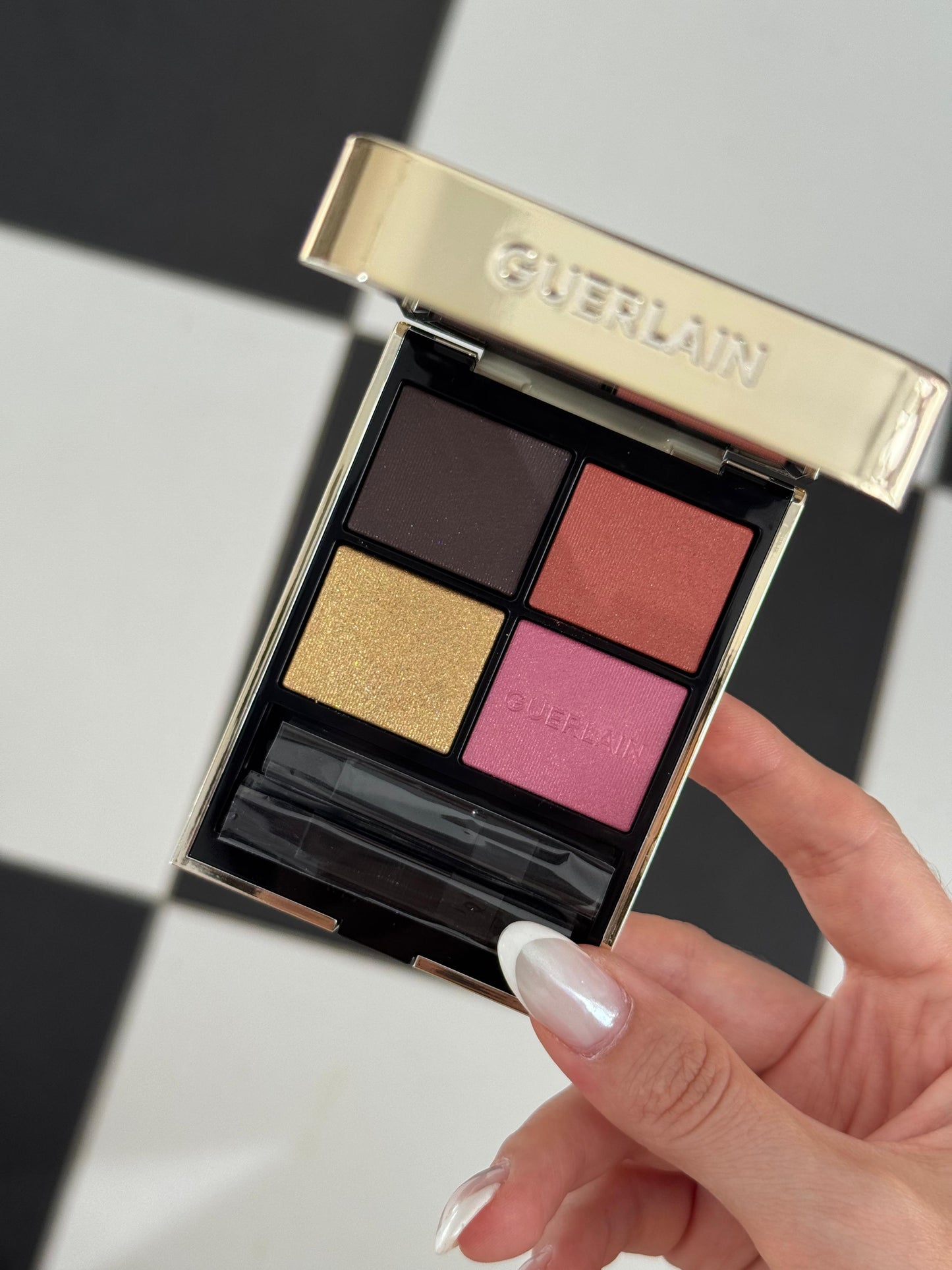 GUERLAIN Ombres G
Eyeshadow Quad
Multi-Effect, High Color & Long Wear (555)