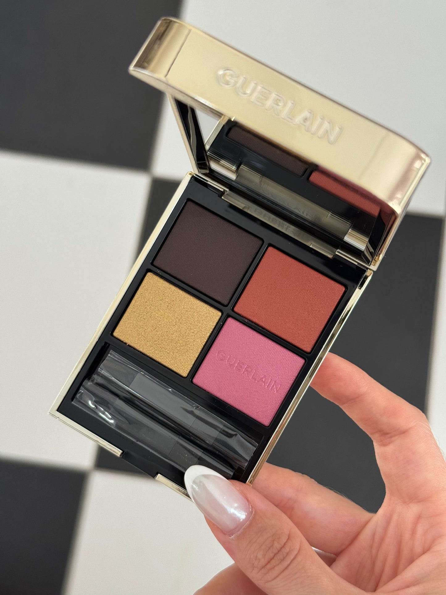 GUERLAIN Ombres G
Eyeshadow Quad
Multi-Effect, High Color & Long Wear (555)