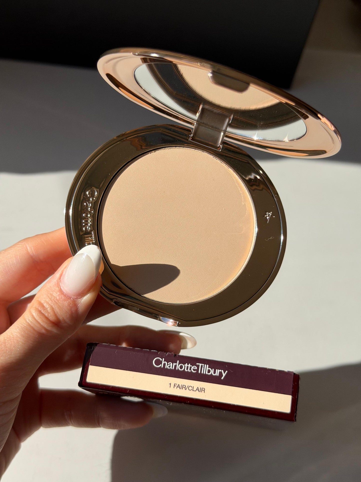CHARLOTTE TILBURY Airbrush Flawless Finish (1)
Complexion Perfecting Micro Powder