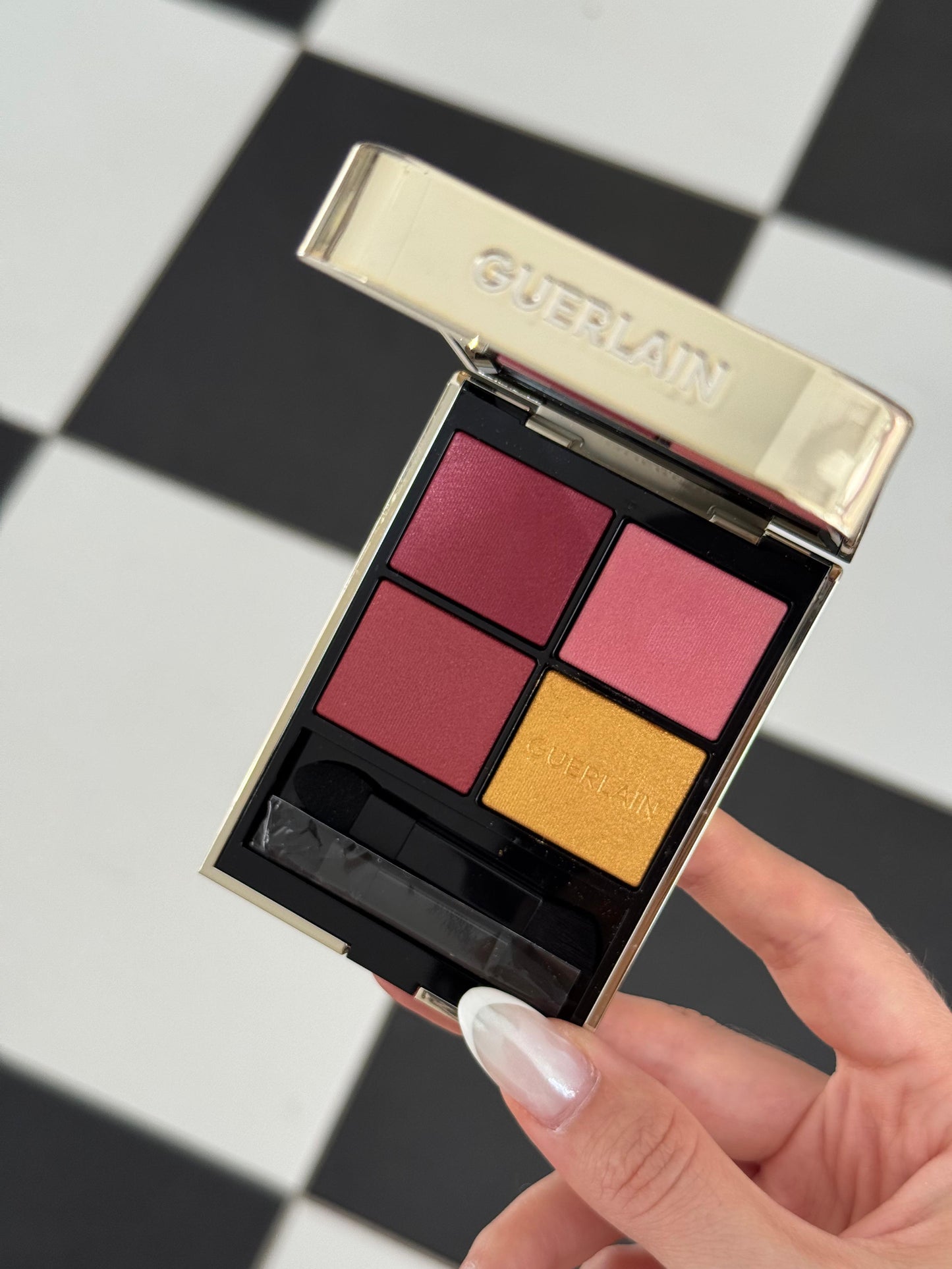 GUERLAIN Ombres G
Eyeshadow Quad
Multi-Effect, High Color & Long Wear (770)