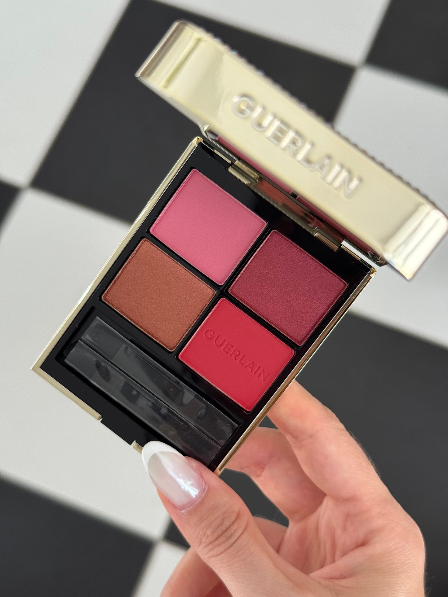 GUERLAIN Ombres G
Eyeshadow Quad
Multi-Effect, High Color & Long Wear