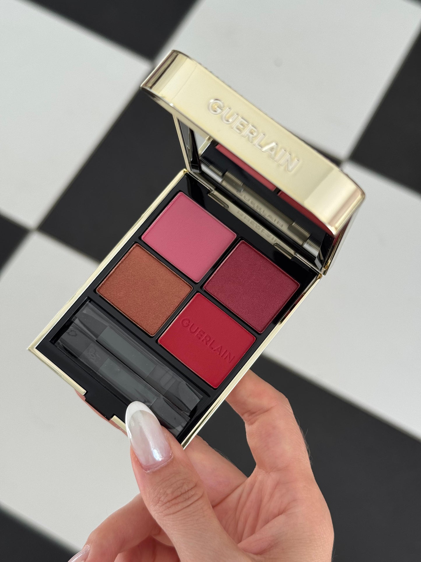 GUERLAIN Ombres G
Eyeshadow Quad
Multi-Effect, High Color & Long Wear