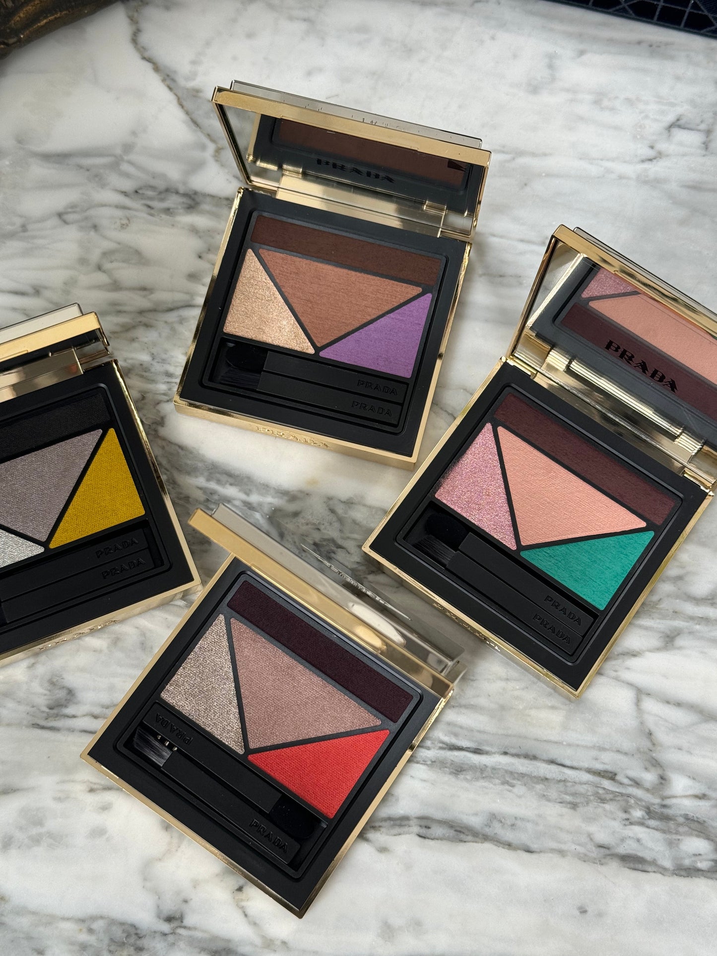 PRADA Dimensions
Durable Multi-Effect Eyeshadow (02)