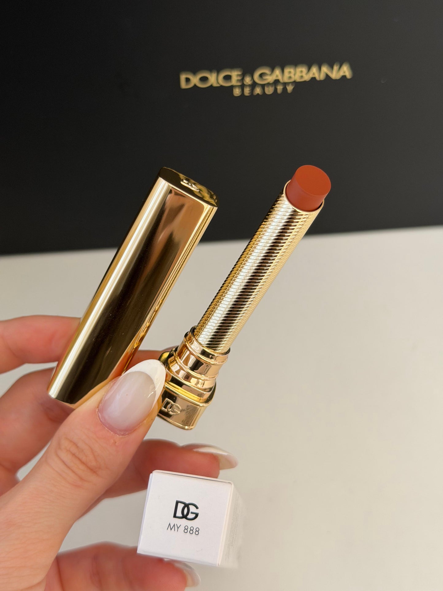 DOLCE&GABBANA My Sculpt Satin
Lasting Color & Hydration Lipstick Stylo - MY 888