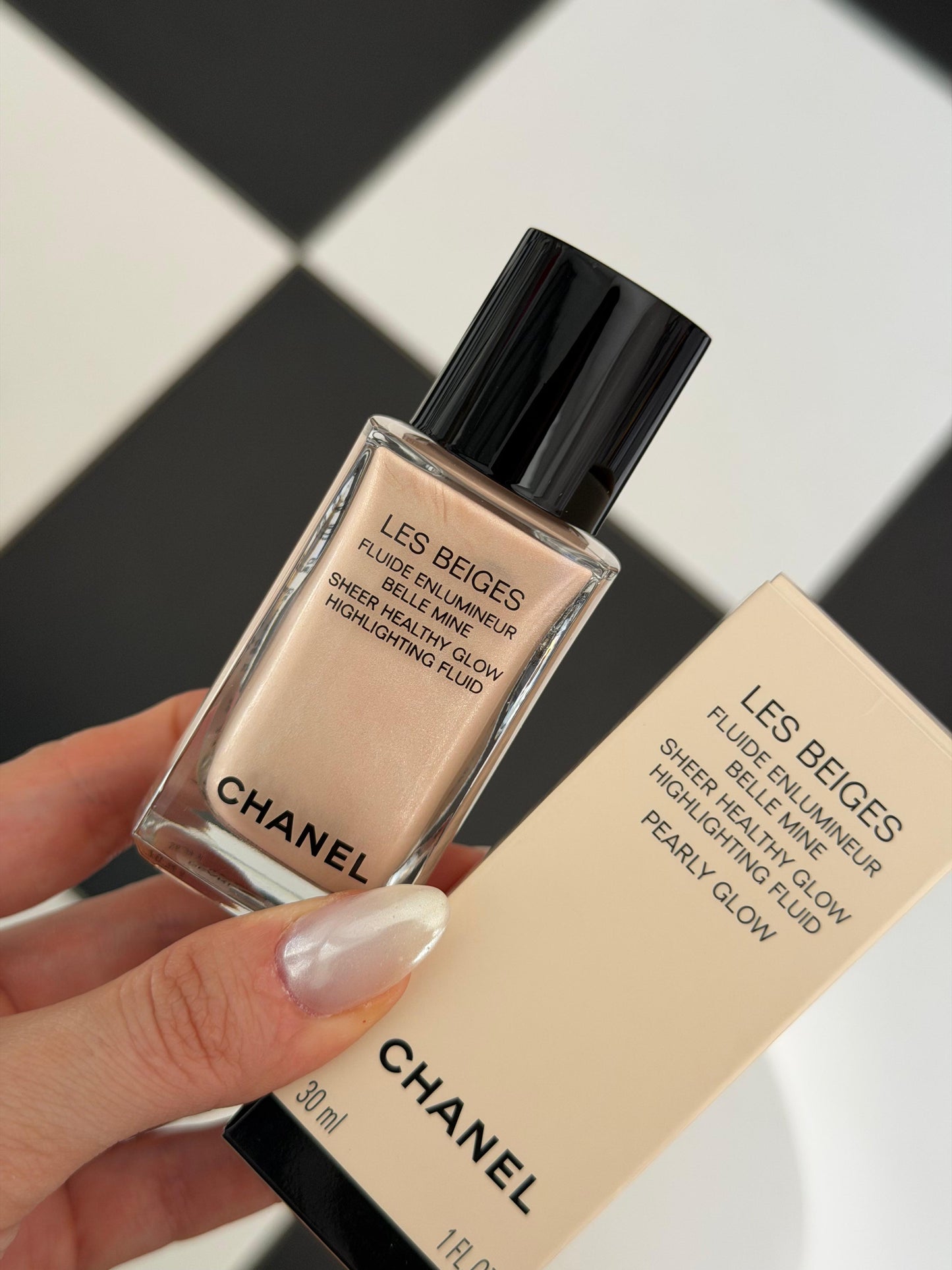 CHANEL Les Beiges - Pearly Glow
Sheer Healthy Glow Highlighting Fluid