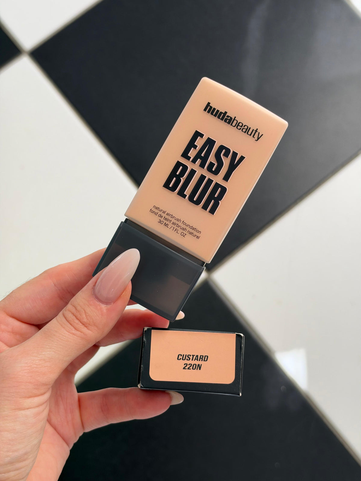 HUDA BEAUTY Easy Blur Natural Airbrush Foundation - Custard 220N