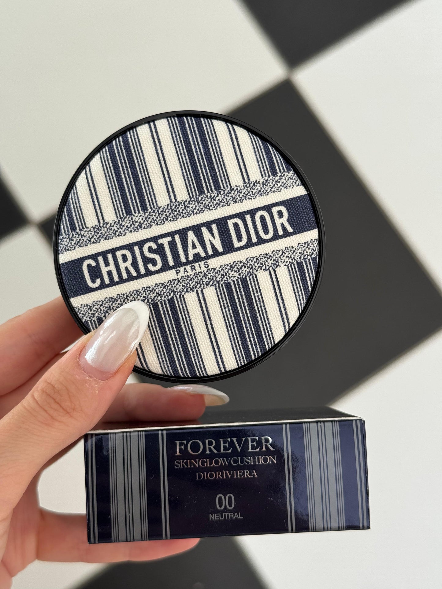 DIOR Forever Skinglow Cushion 00 Neutral - Dioriviera Limited Edition
24h Wear Foundation - Hydrating - Luminous Matte and Glow Finishes