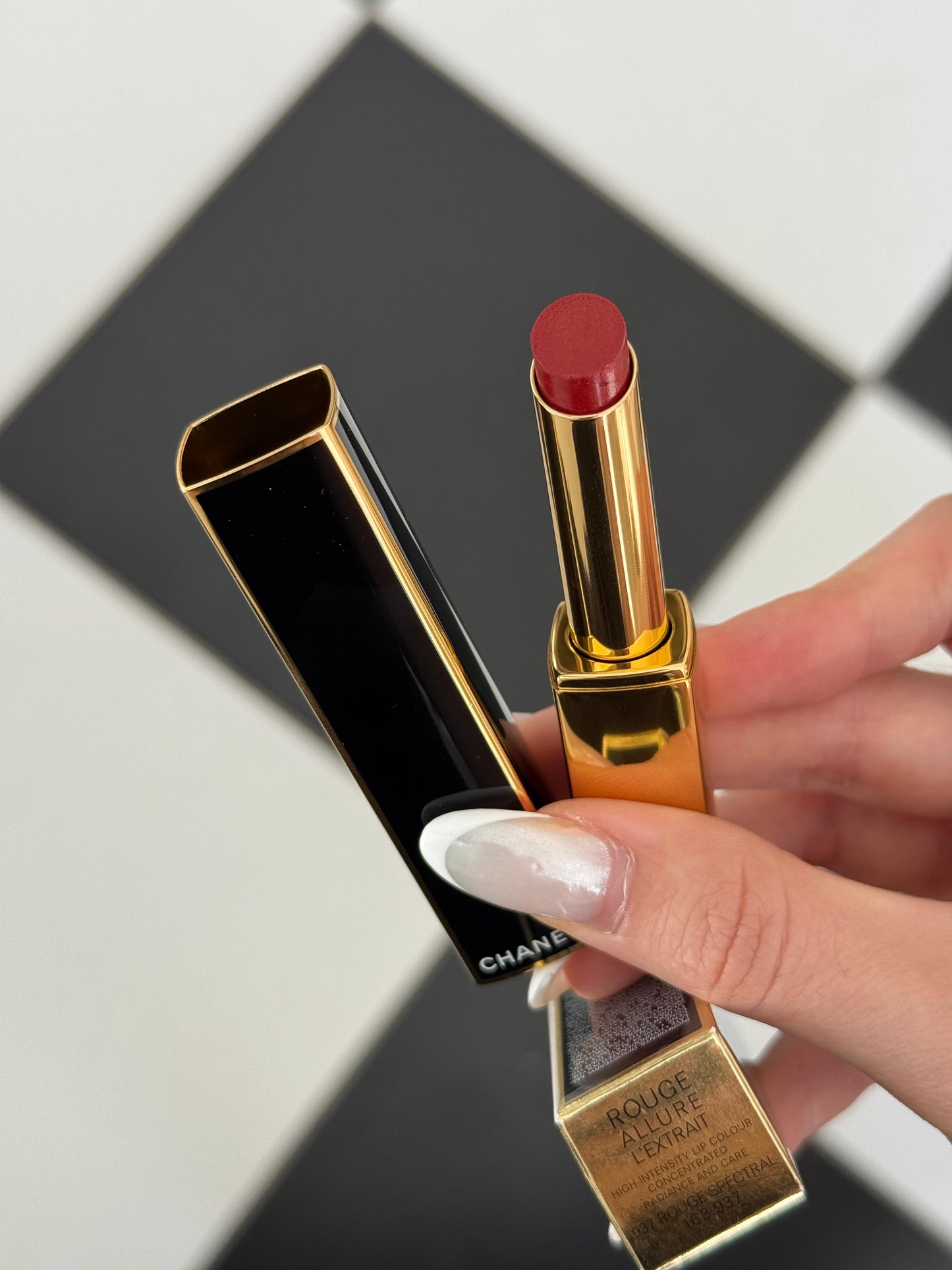CHANEL Rouge Allure L’Extrait
High-Intensity Lipstick (937) - Concentrated Radiance and Care