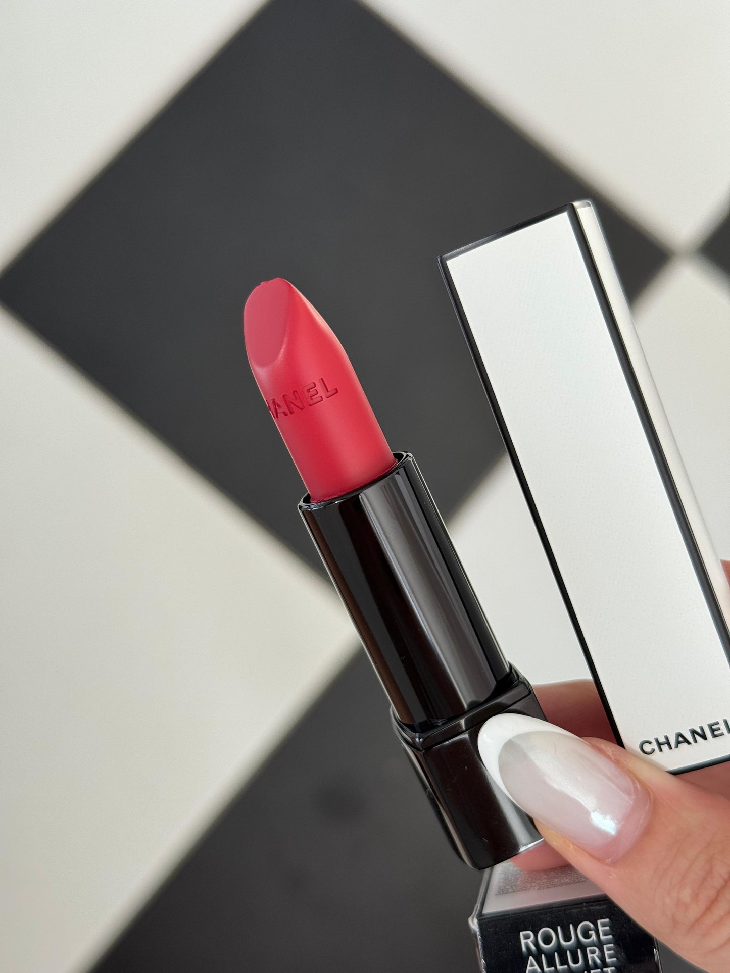 CHANEL Rouge Allure Velvet (00:00)
Luminous Matte Lip Colour Lipstick