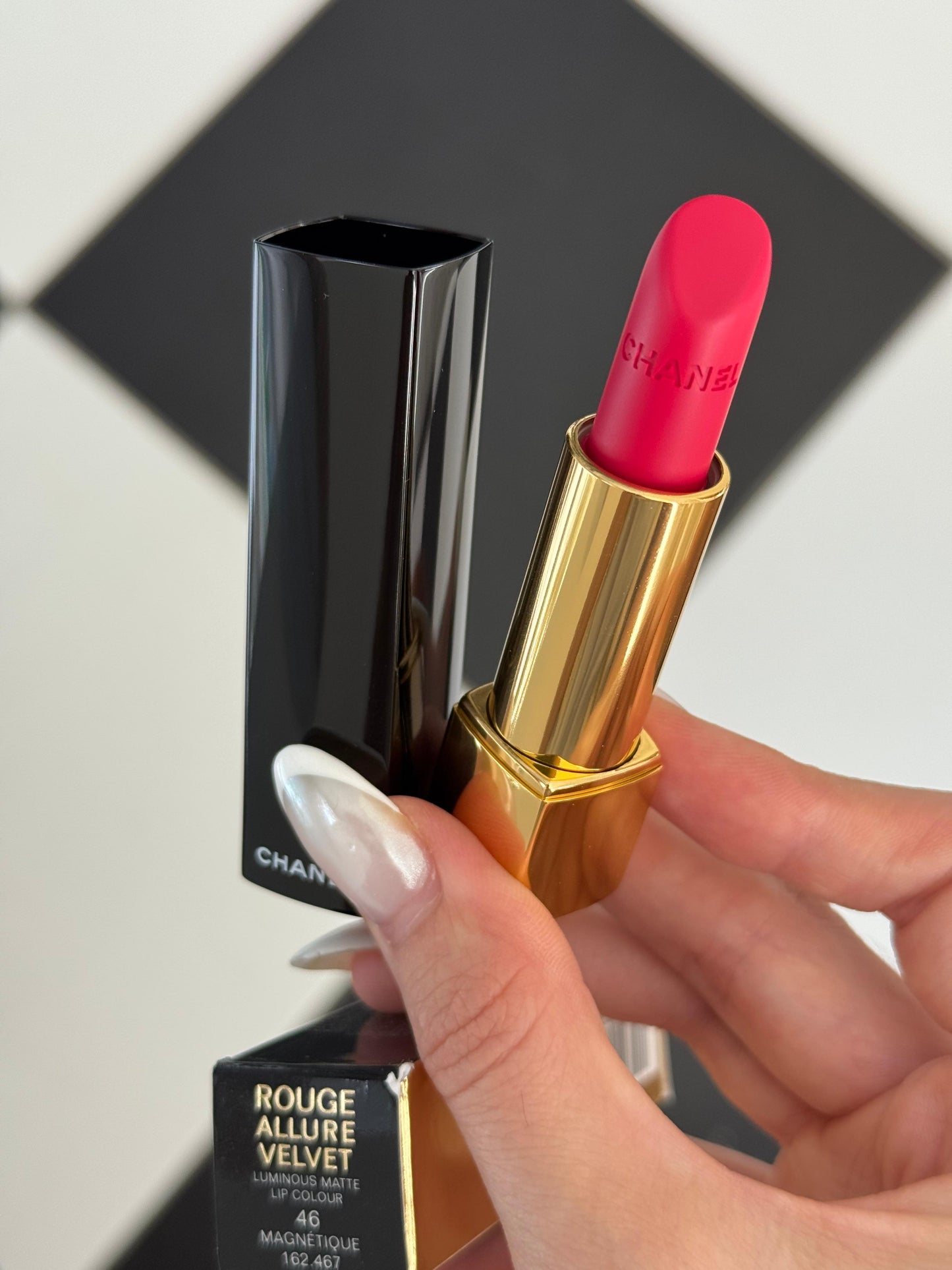 CHANEL Rouge Allure Velvet (46)
Luminous Matte Lipstick