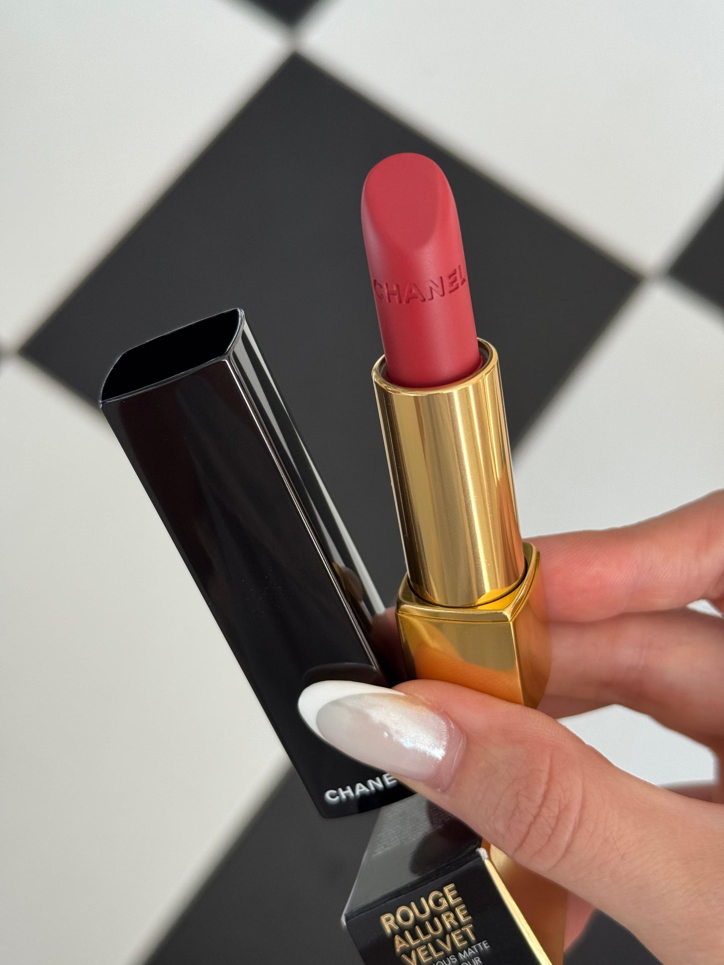 CHANEL Rouge Allure Velvet (51)
Luminous Matte Lipstick