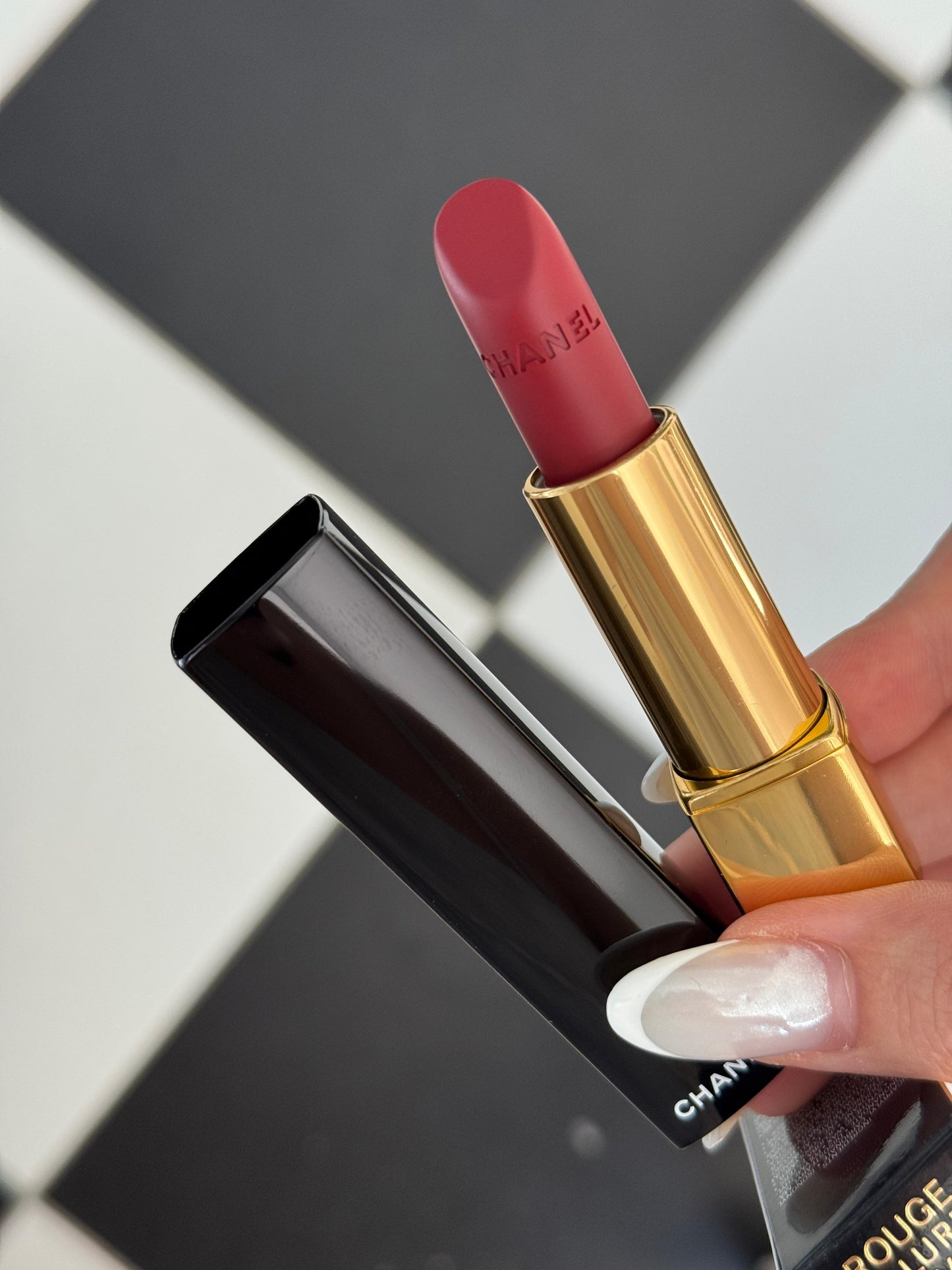CHANEL Rouge Allure Velvet (54)
Luminous Matte Lipstick