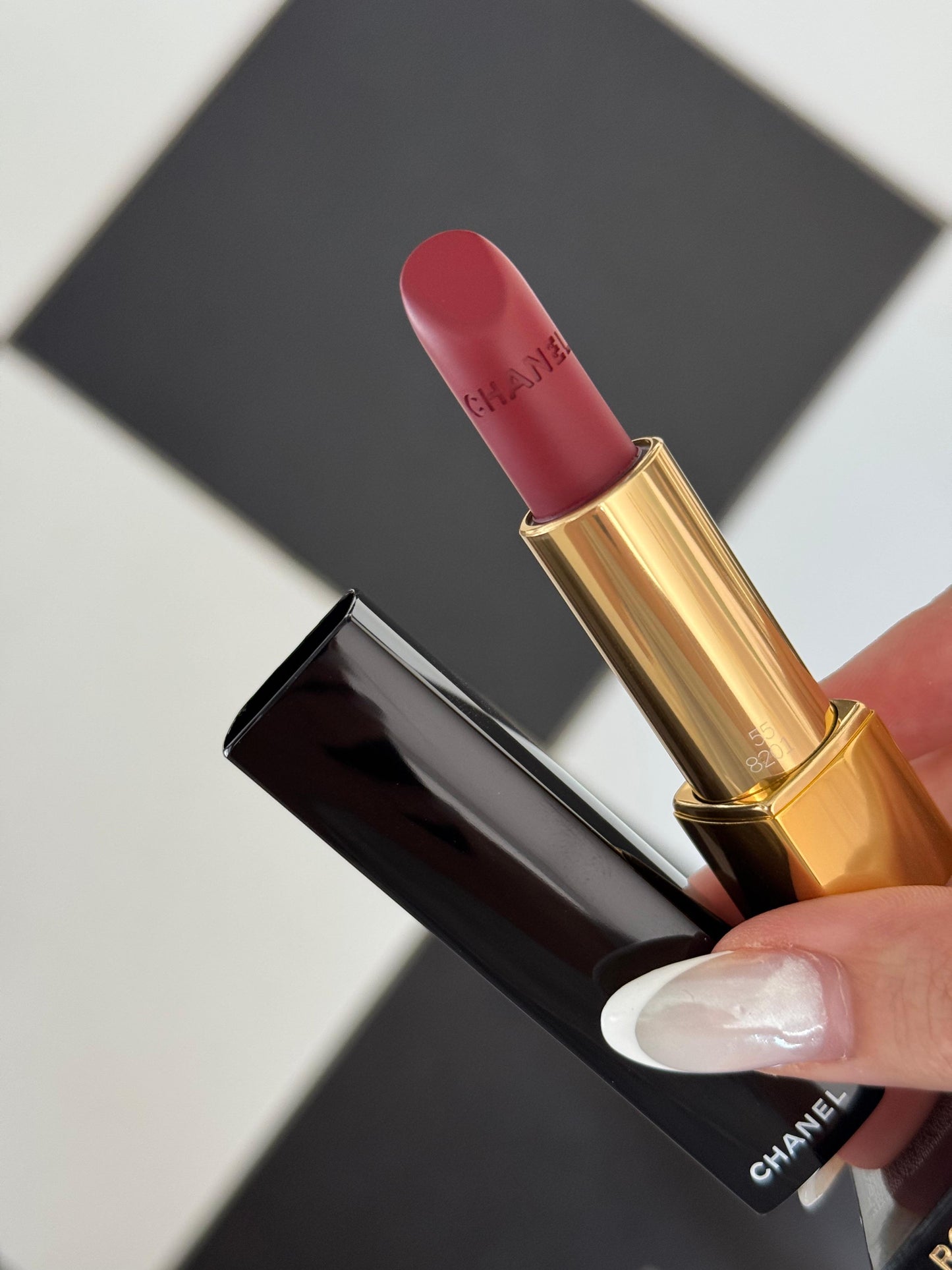 CHANEL Rouge Allure Velvet (55)
Luminous Matte Lipstick