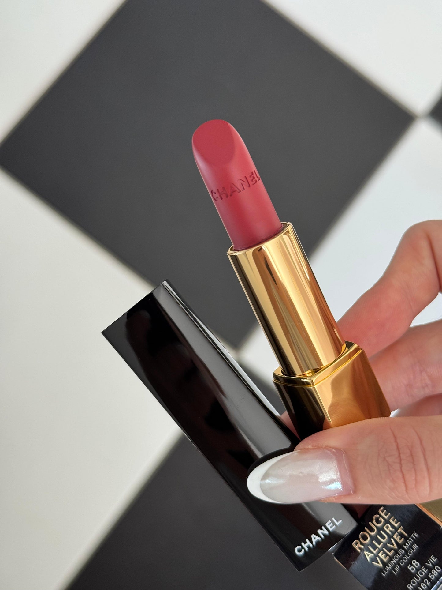 CHANEL Rouge Allure Velvet (58)
Luminous Matte Lipstick