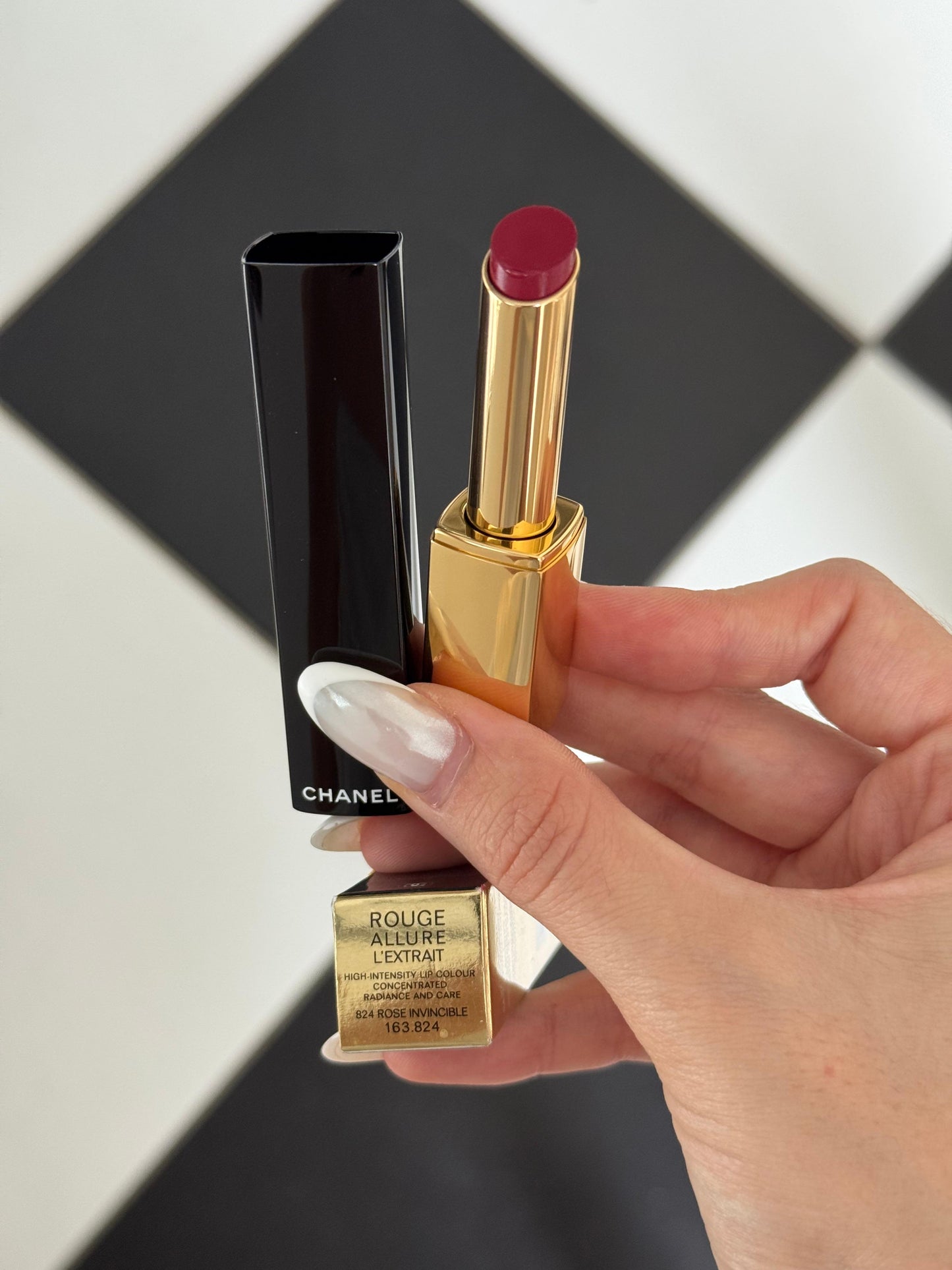 CHANEL Rouge Allure L’Extrait
High-Intensity Lipstick (824) - Concentrated Radiance and Care