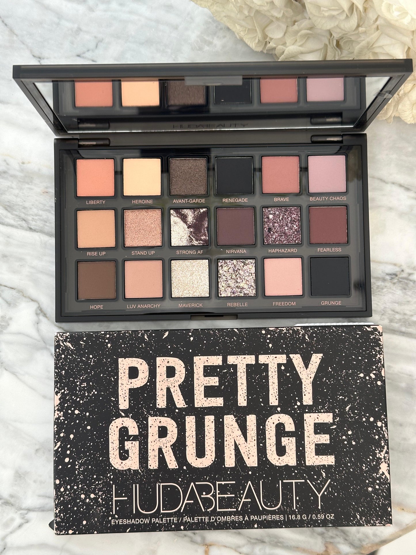 HUDA BEAUTY Pretty Grunge Eyeshadow Palette