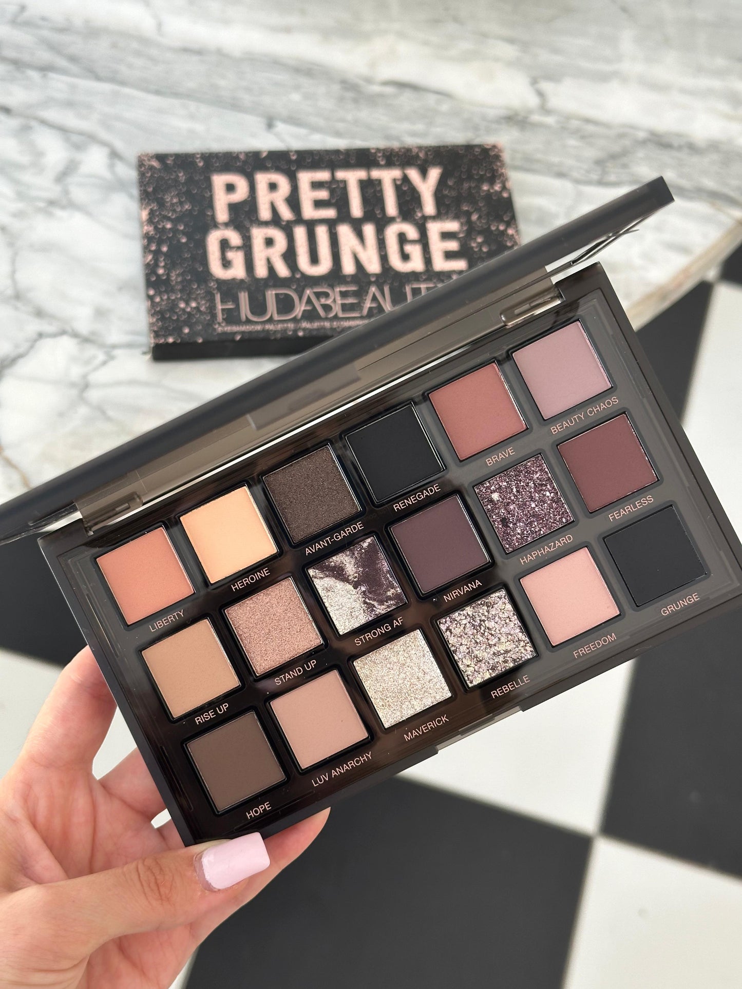 HUDA BEAUTY Pretty Grunge Eyeshadow Palette