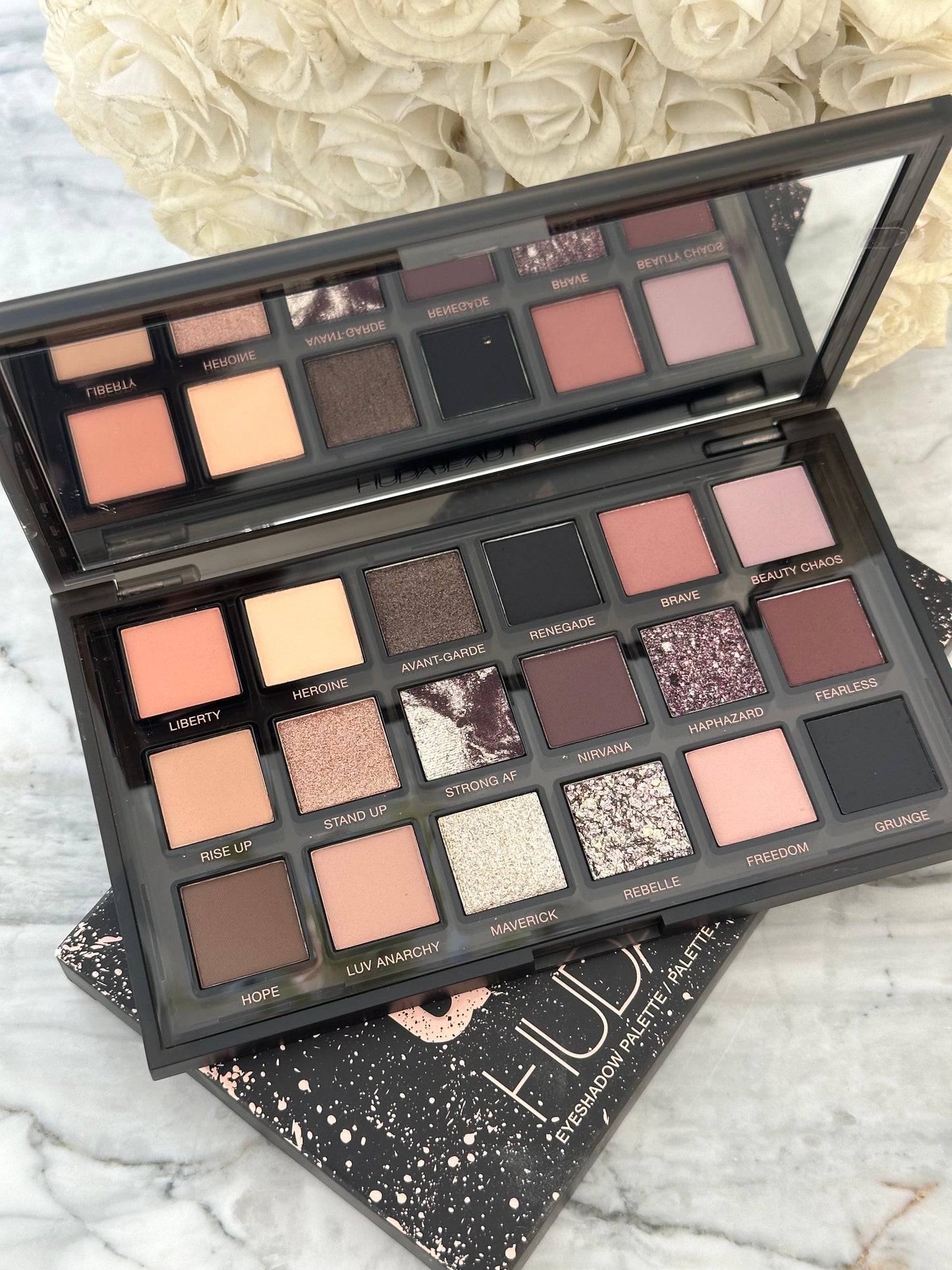 HUDA BEAUTY Pretty Grunge Eyeshadow Palette
