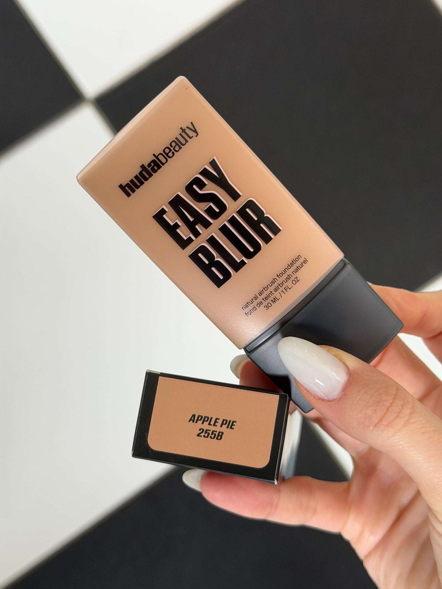 HUDA BEAUTY Easy Blur Natural Airbrush Foundation - Apple Pie 255B