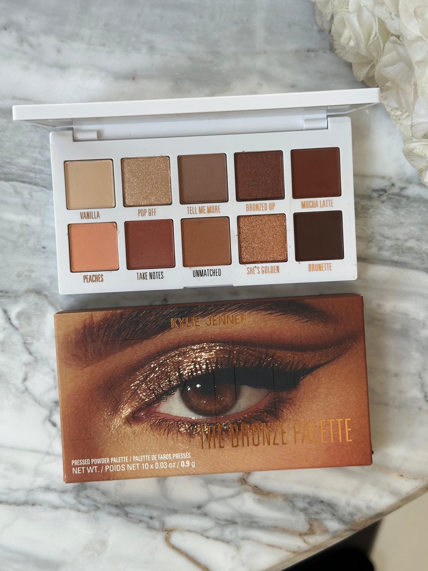 KYLIE JENNER The Bronze Palette
Highly Pigmented + Easy-to-Blend