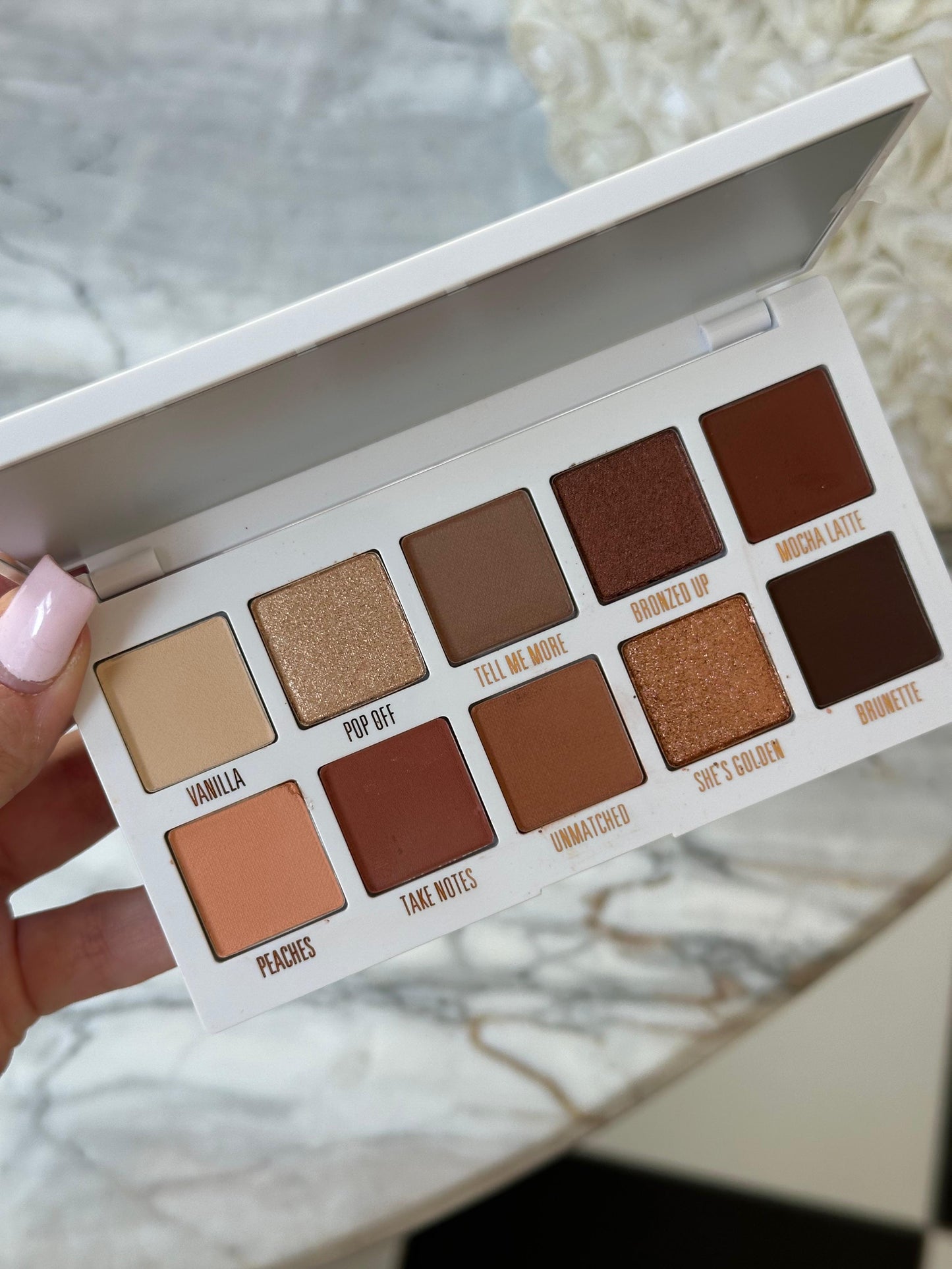 KYLIE JENNER The Bronze Palette
Highly Pigmented + Easy-to-Blend
