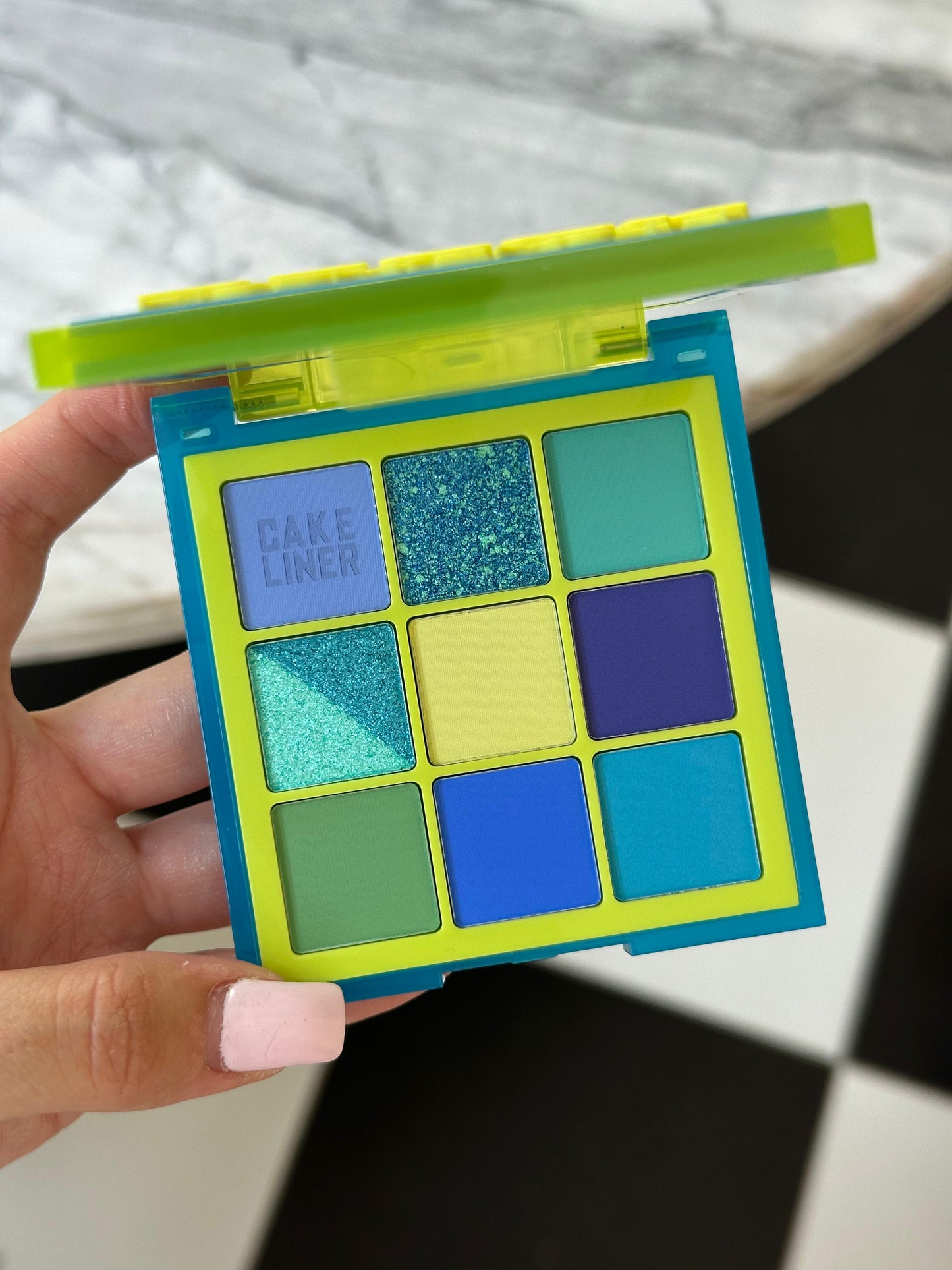 HUDA BEAUTY
Color Block Obsessions Eyeshadow Palette - Blue and Green