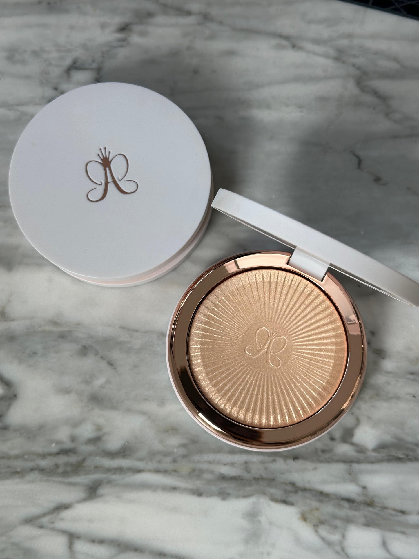 ANASTASIA BEVERLY HILLS
Glow Seeker Highlighter
Illuminating Powder Radiance