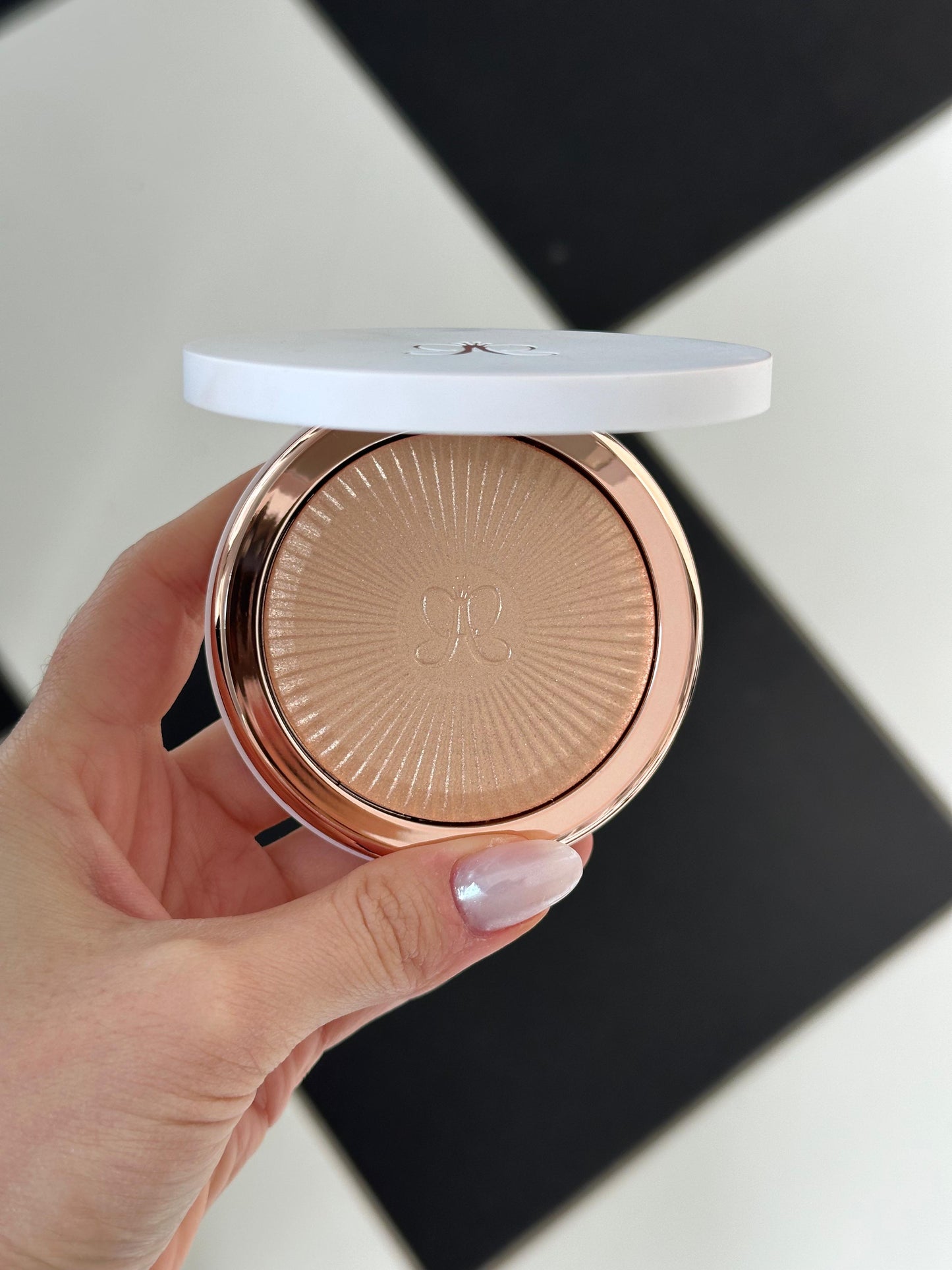 ANASTASIA BEVERLY HILLS
Glow Seeker Highlighter
Illuminating Powder Radiance