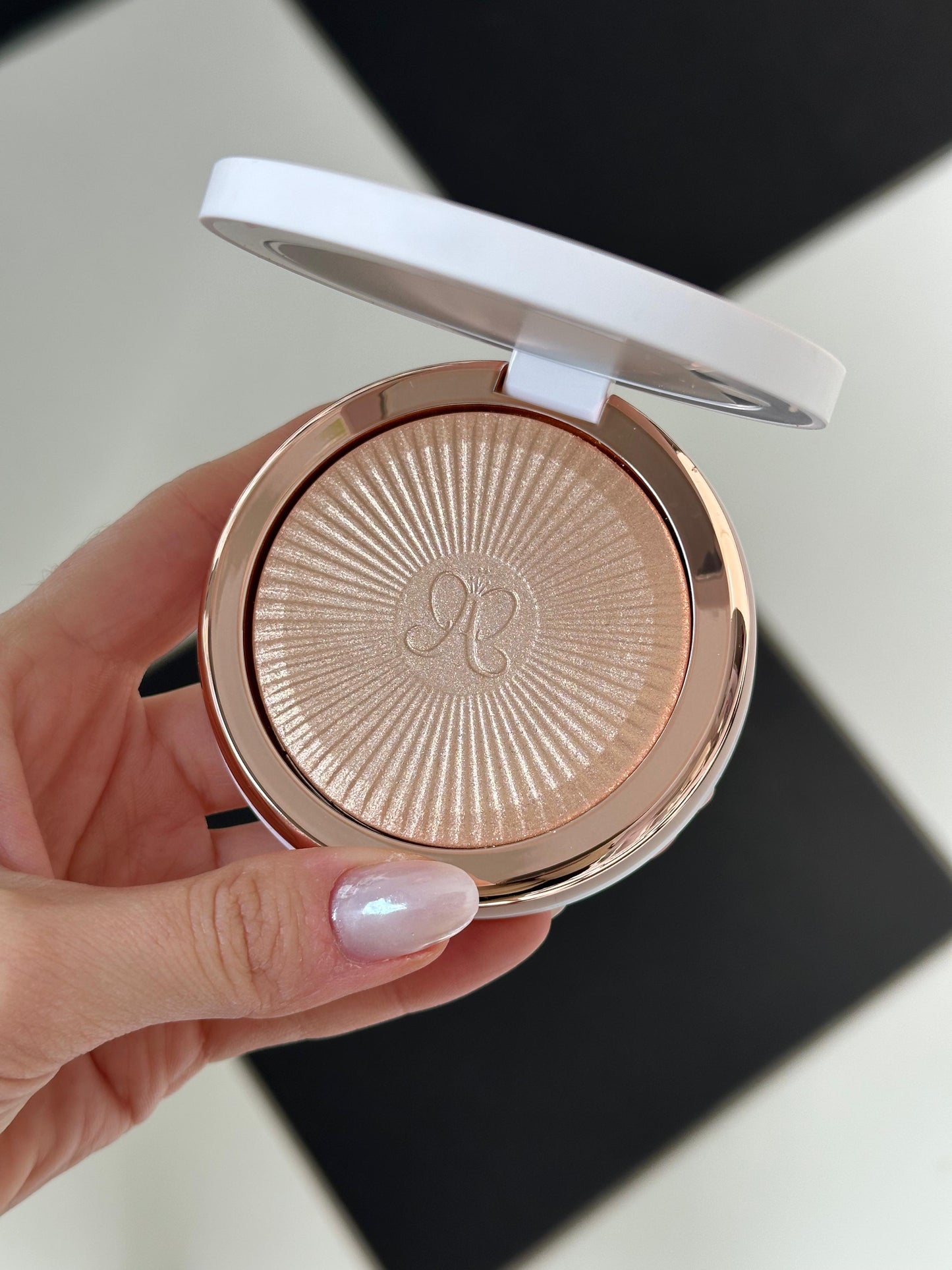 ANASTASIA BEVERLY HILLS
Glow Seeker Highlighter
Illuminating Powder Radiance
