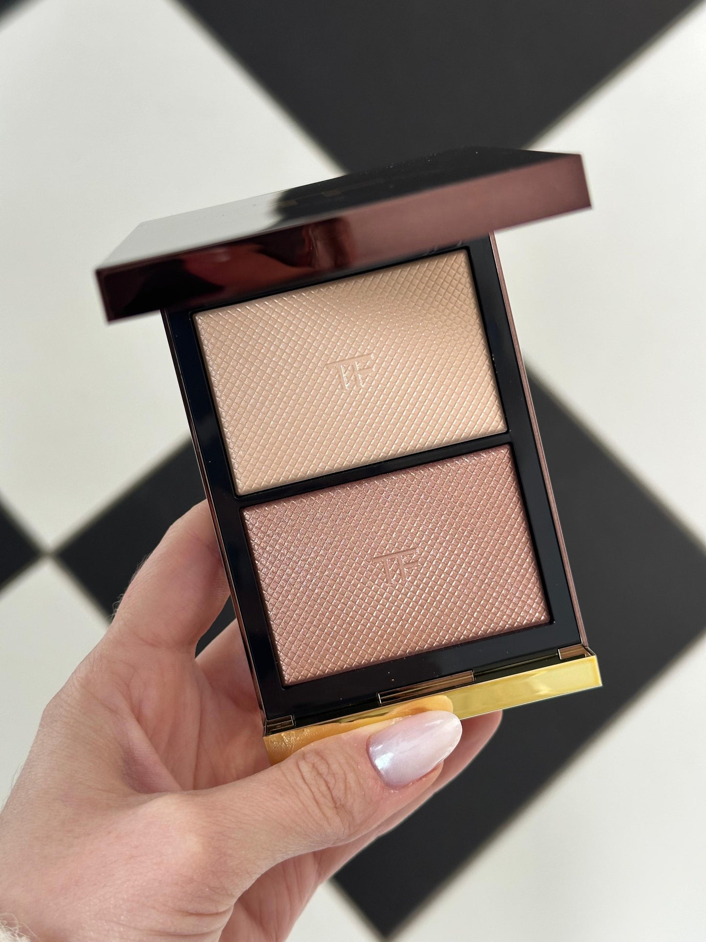 TOM FORD
Highlighting & Contouring
Shade And Illuminate Duo