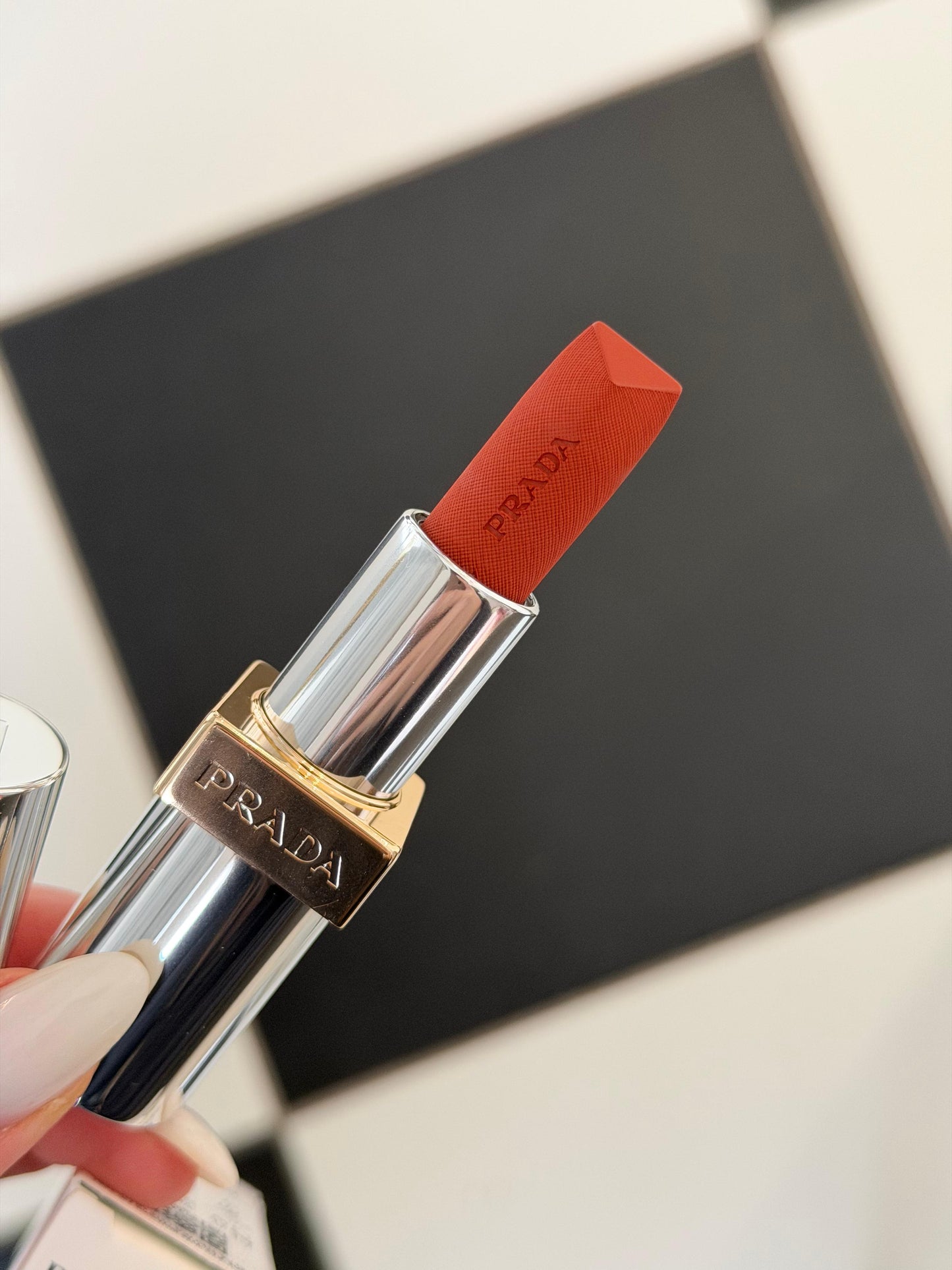 PRADA Monochrome
Buildable Coverage, Diffused Matte Lipstick (O77)
