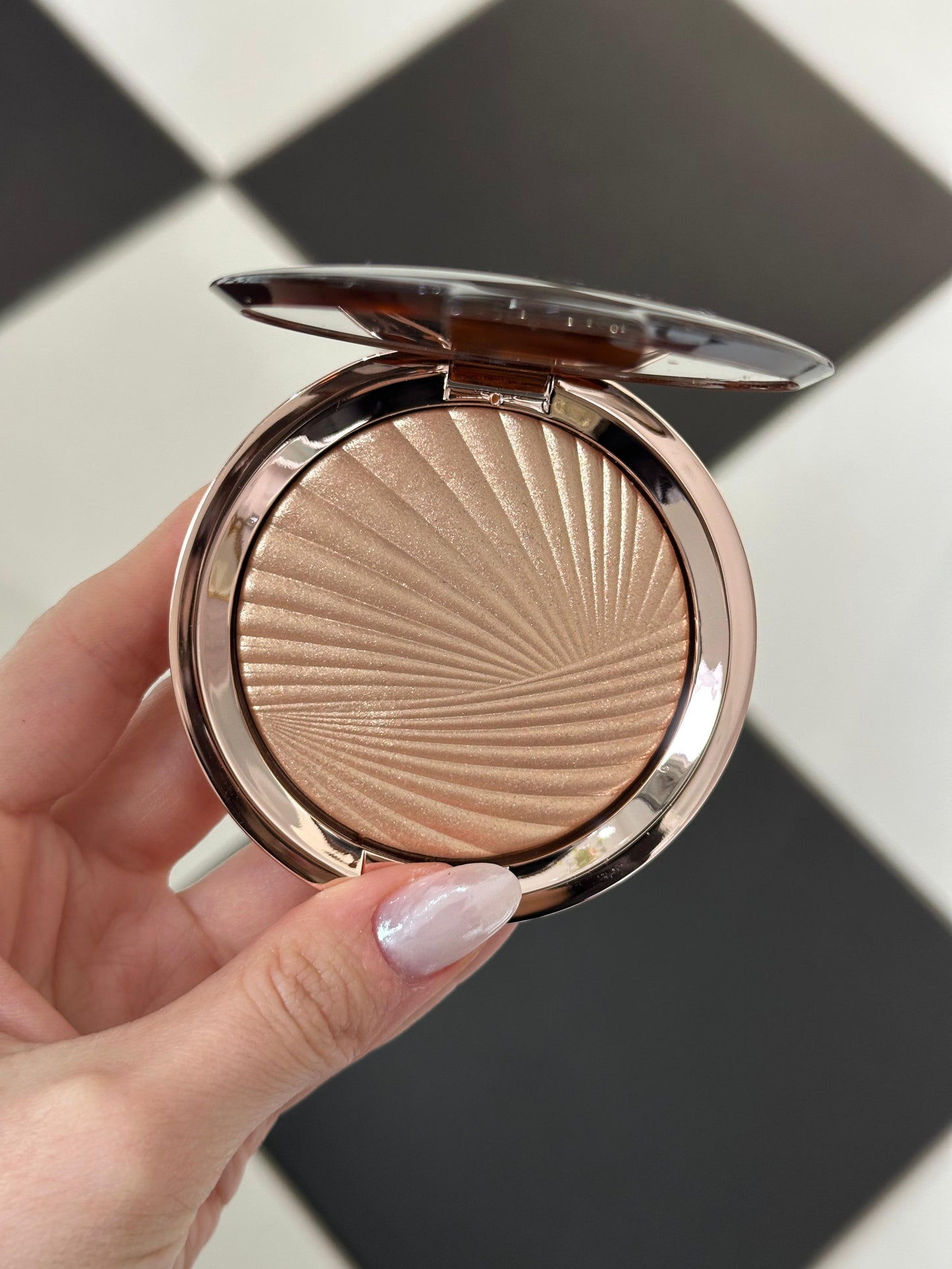 ESTÉE LAUDER Bronze Goddess (01)
Highlighting Powder Gelée