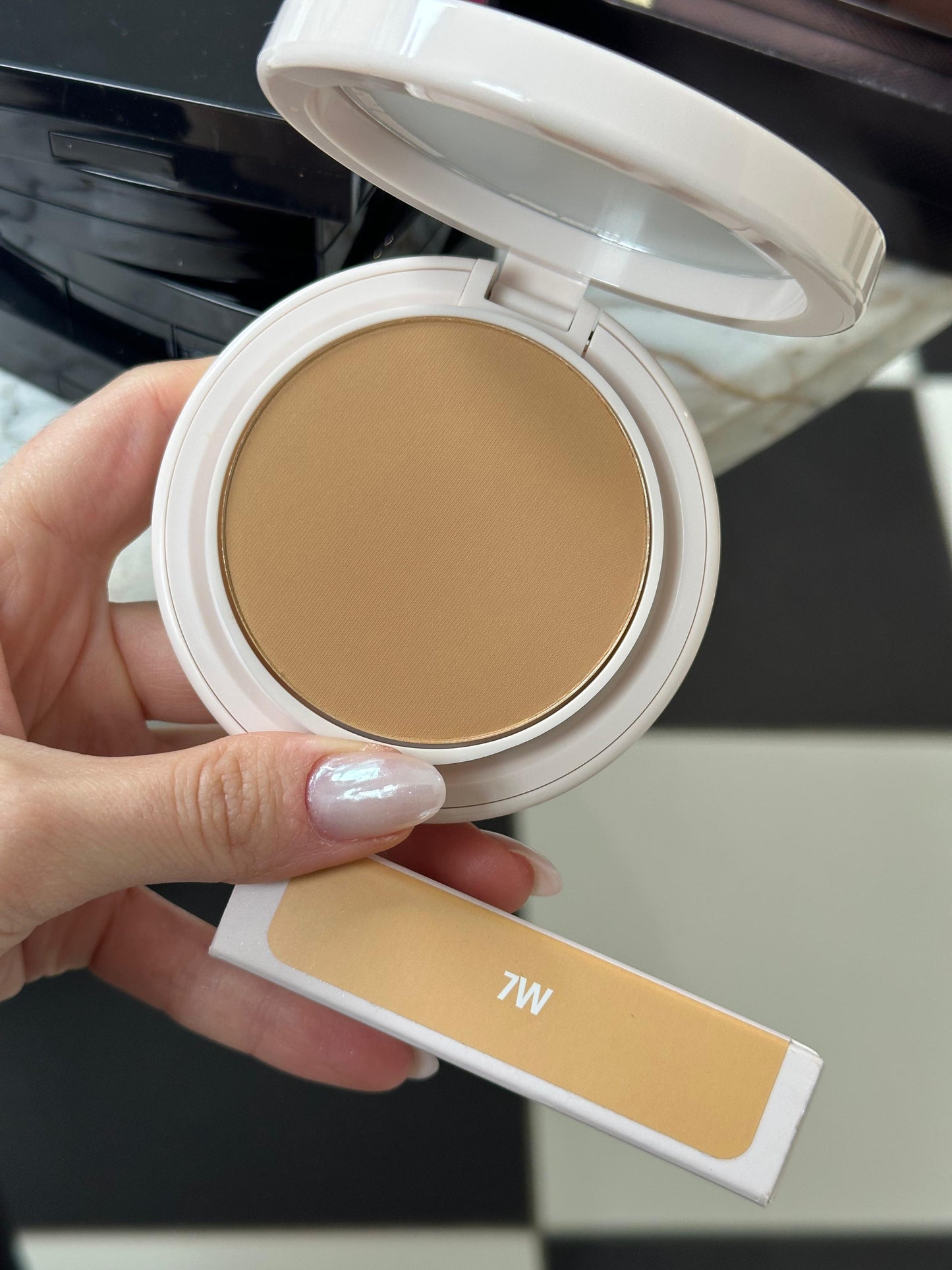 KYLIE JENNER
Natural Blur Powder Foundation