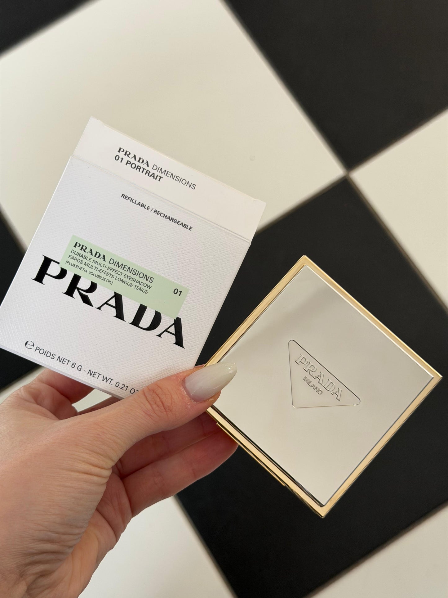 PRADA Dimensions
Durable Multi-Effect Eyeshadow (01)