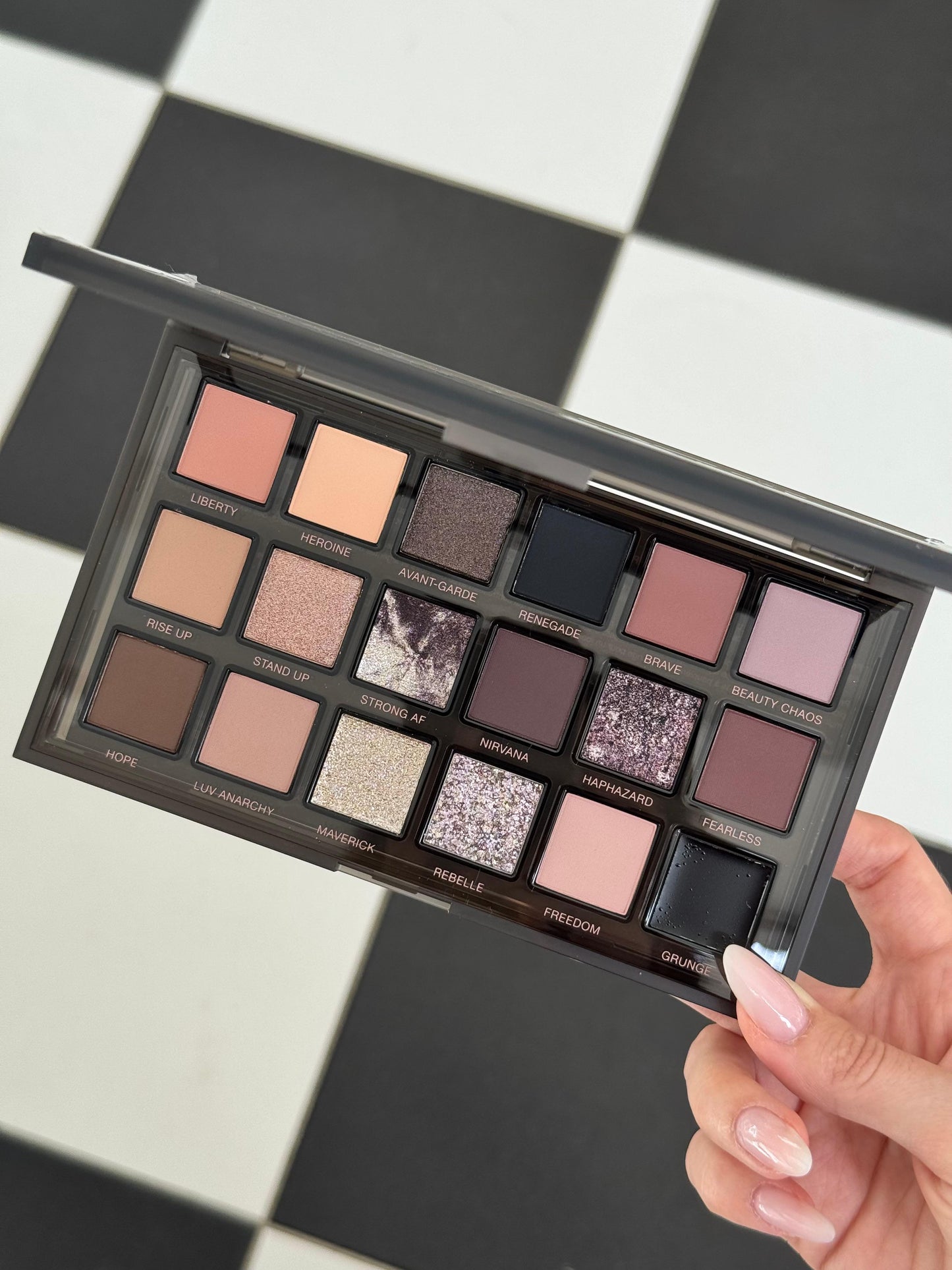 HUDA BEAUTY Pretty Grunge Eyeshadow Palette