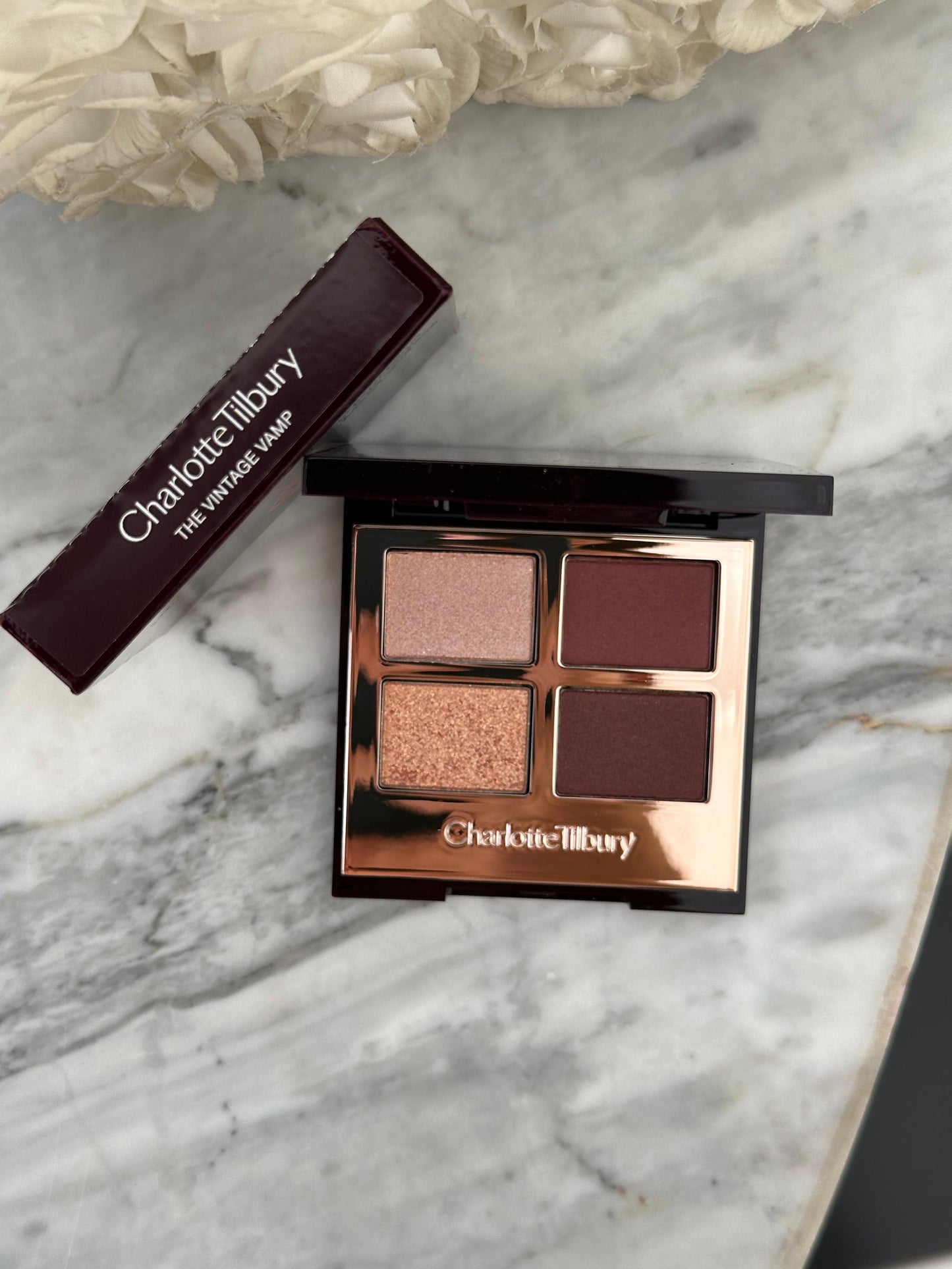 CHARLOTTE TILBURY Luxury Palette - The Vintage Vamp
Eyeshadow Palette With Red & Purple Shades