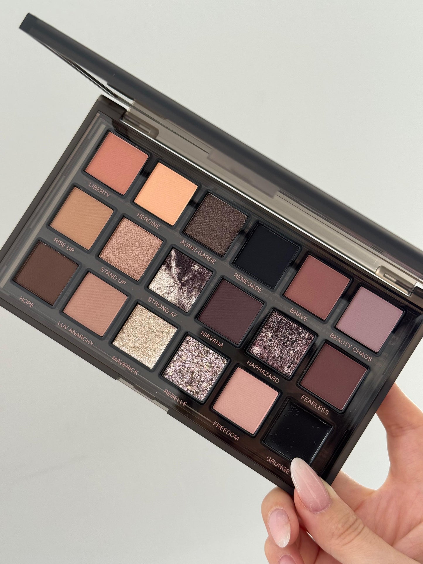 HUDA BEAUTY Pretty Grunge Eyeshadow Palette