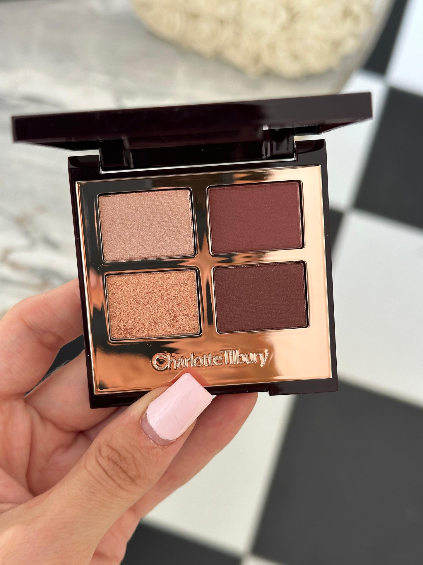 CHARLOTTE TILBURY Luxury Palette - The Vintage Vamp
Eyeshadow Palette With Red & Purple Shades