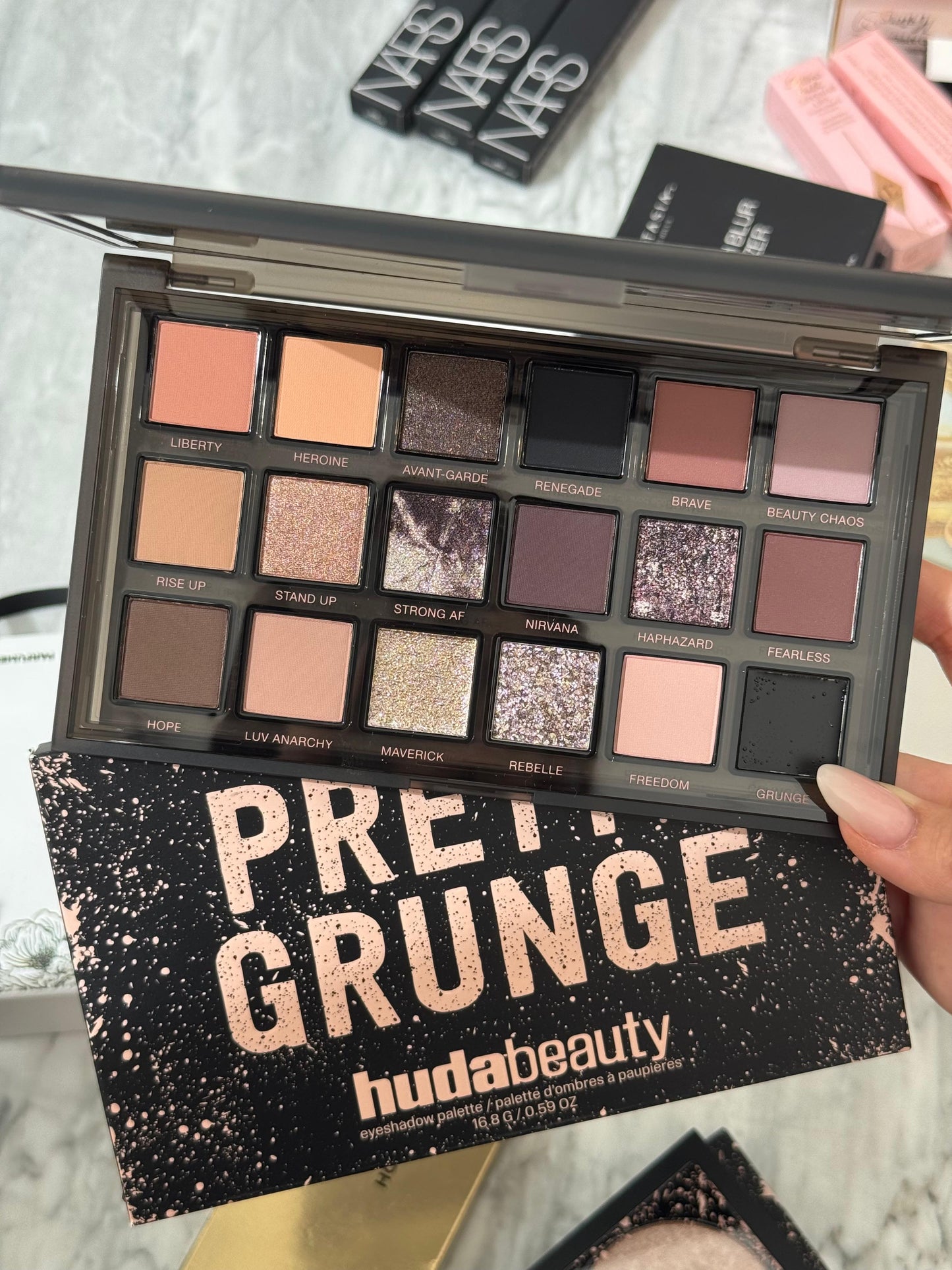 HUDA BEAUTY Pretty Grunge Eyeshadow Palette