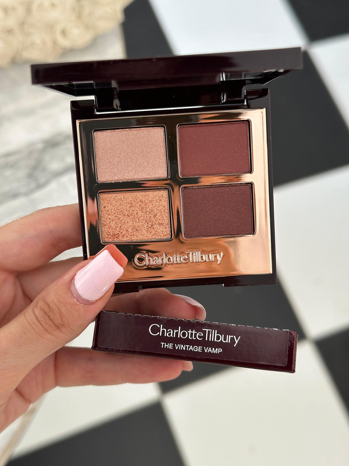 CHARLOTTE TILBURY Luxury Palette - The Vintage Vamp
Eyeshadow Palette With Red & Purple Shades