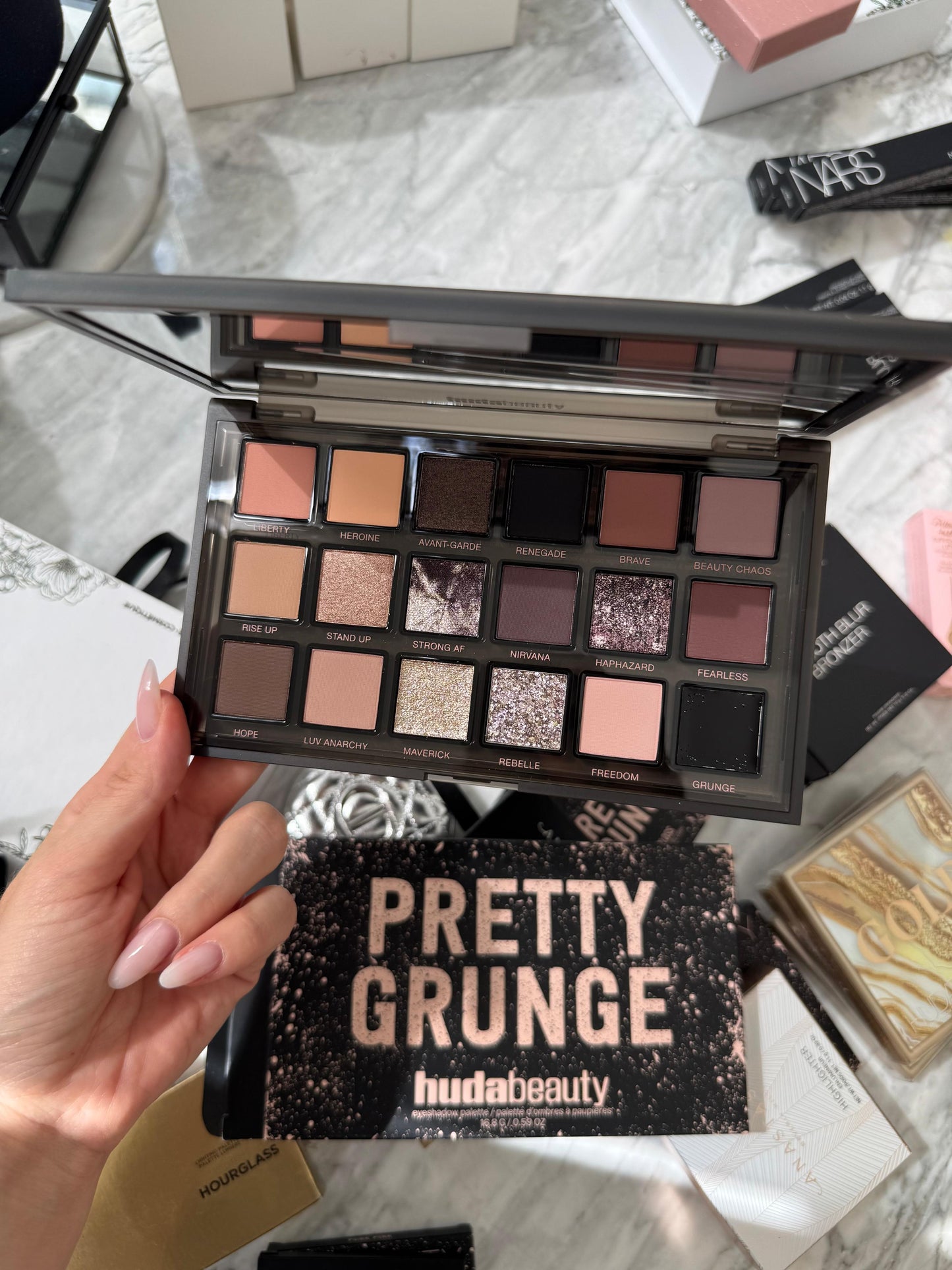 HUDA BEAUTY Pretty Grunge Eyeshadow Palette