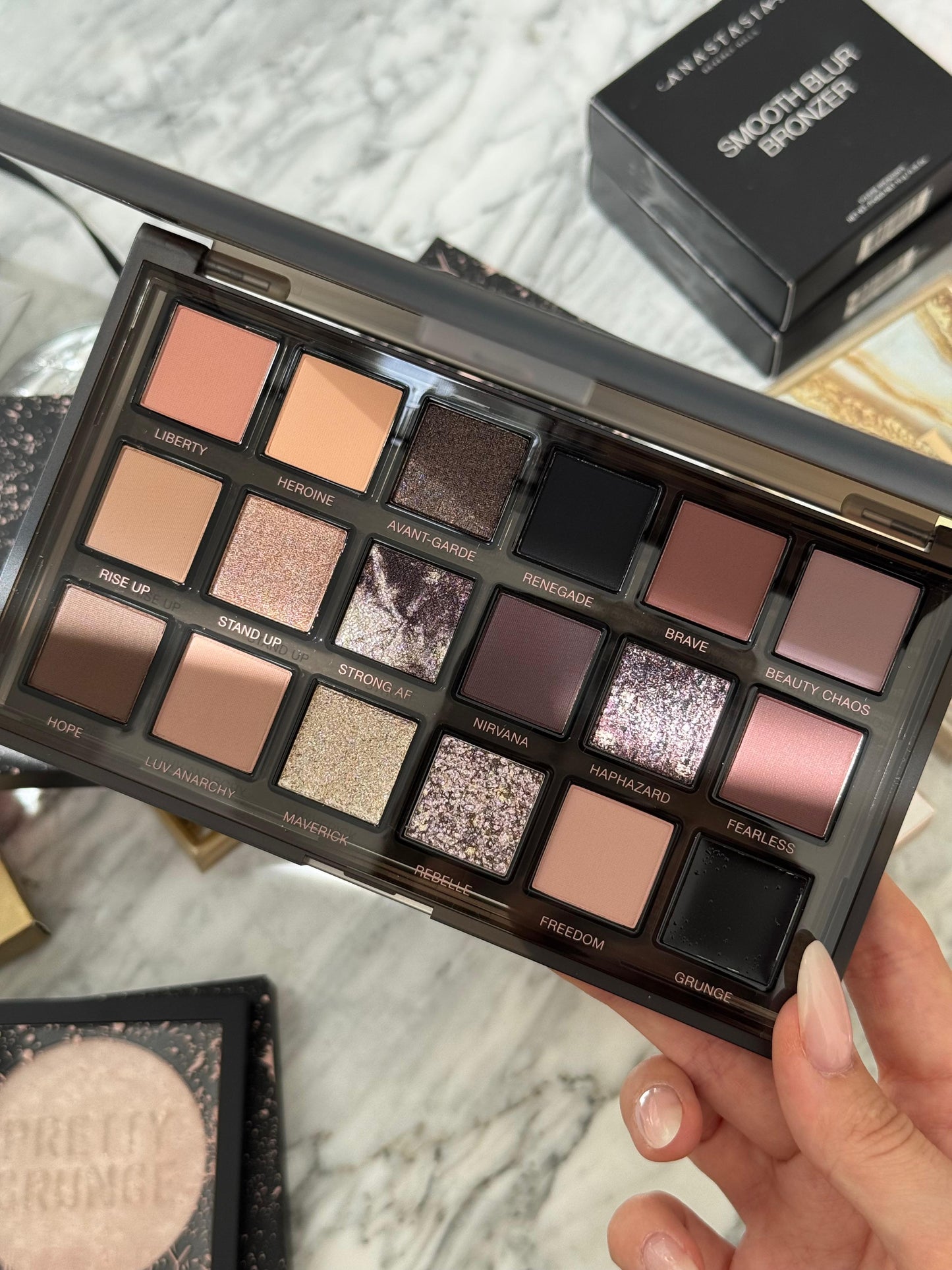 HUDA BEAUTY Pretty Grunge Eyeshadow Palette