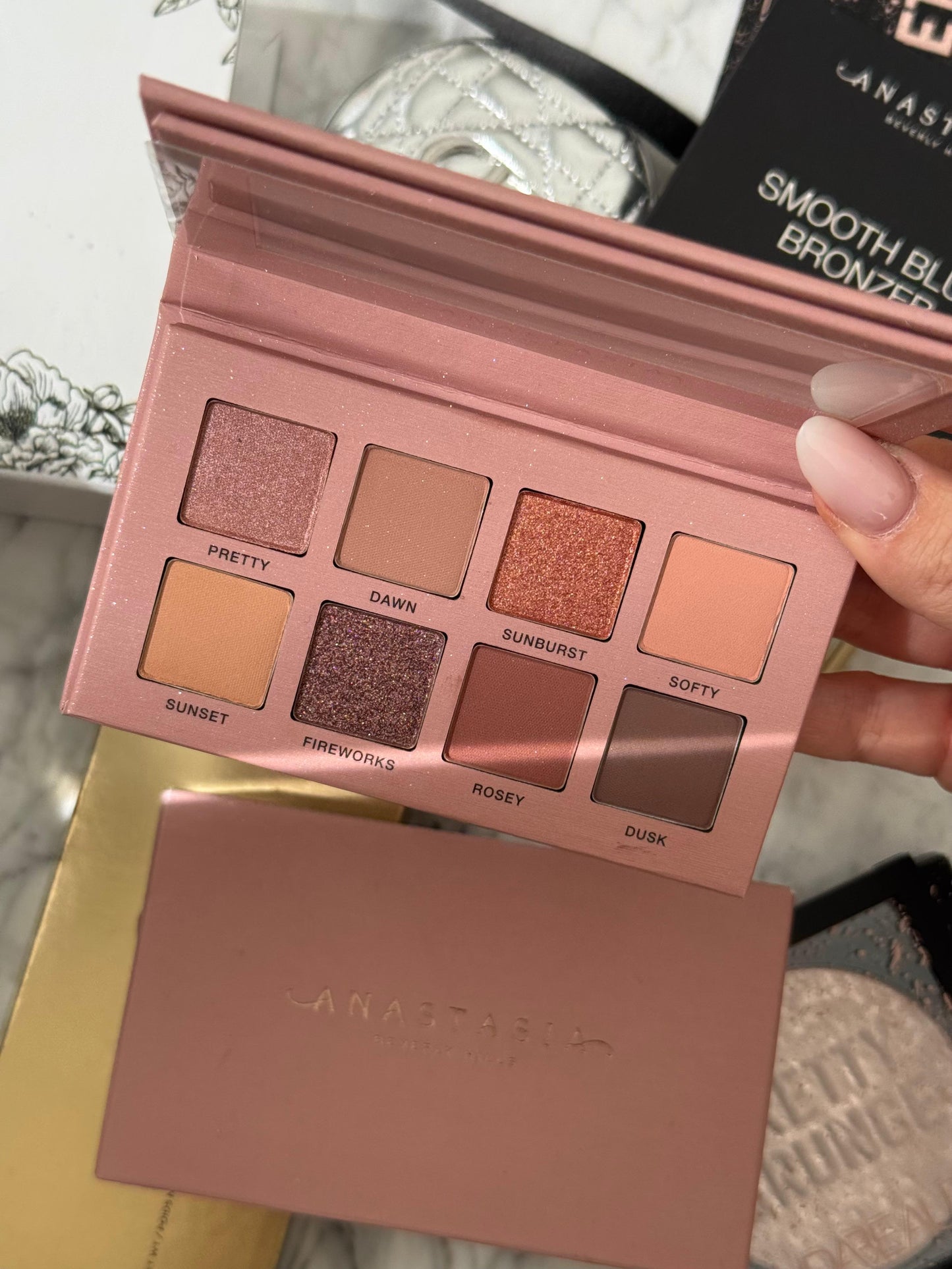 ANASTASIA BEVERLY HILLS Glam To Go
- All In One Mini Palette
