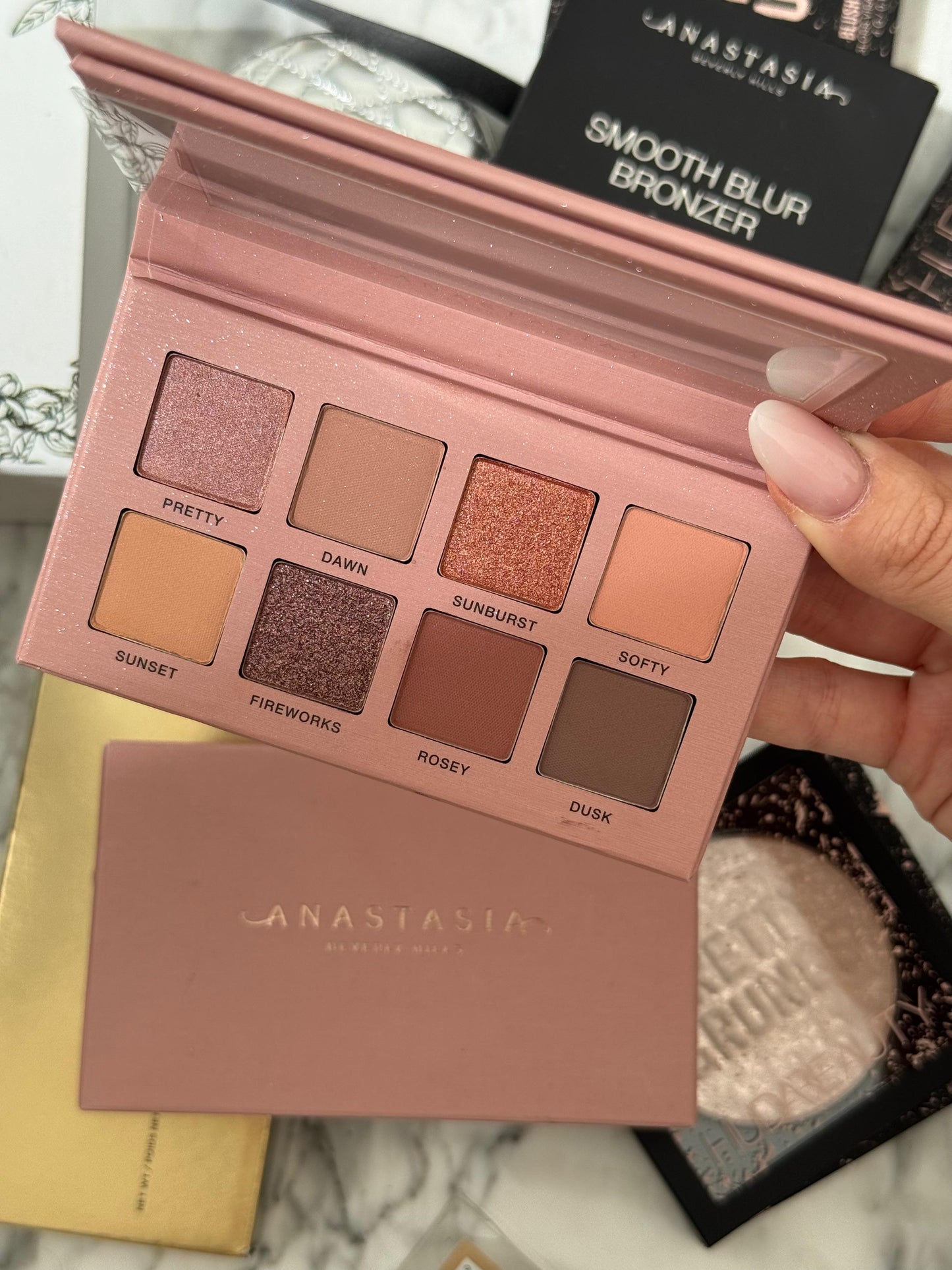 ANASTASIA BEVERLY HILLS Glam To Go
- All In One Mini Palette