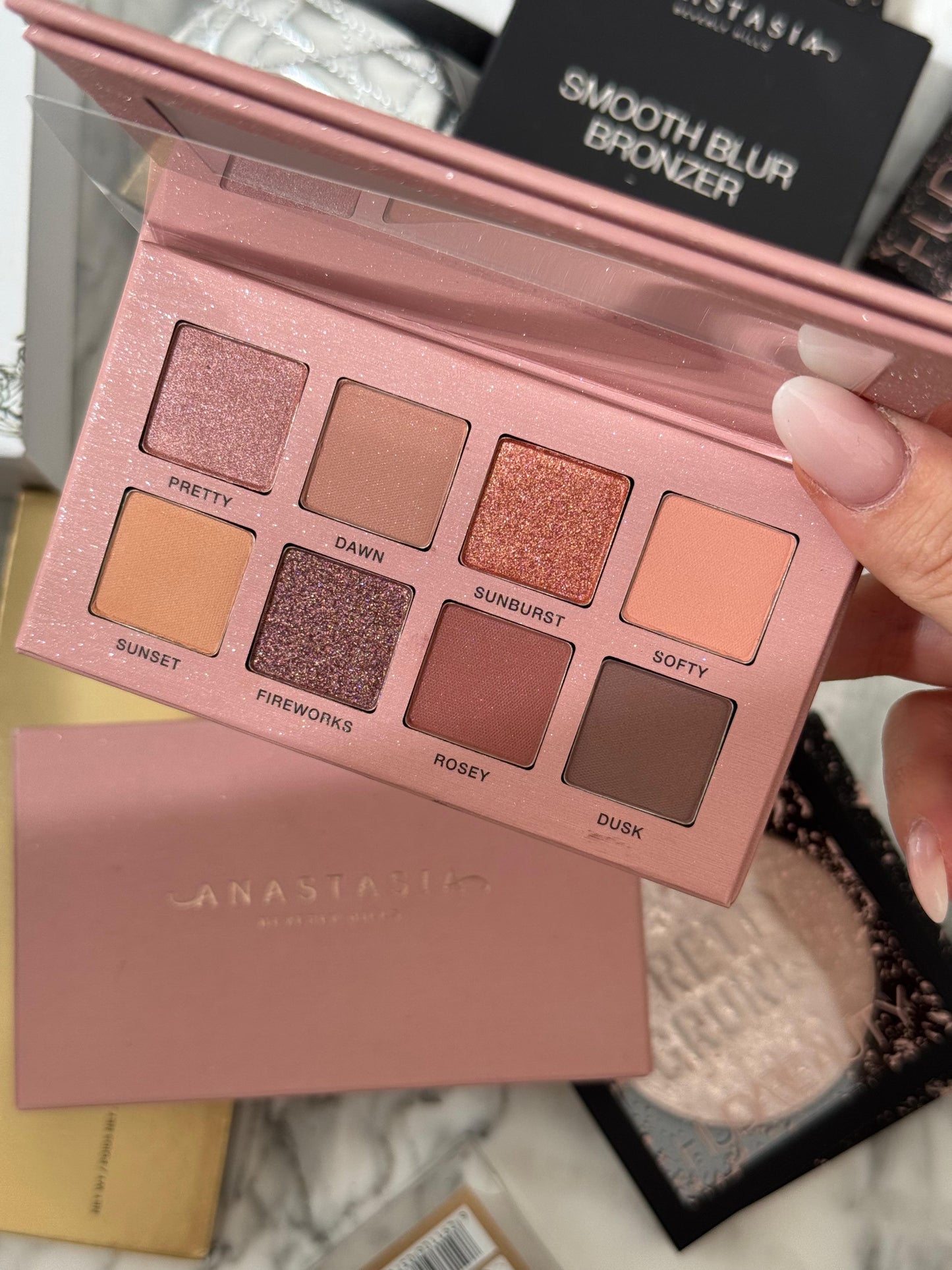 ANASTASIA BEVERLY HILLS Glam To Go
- All In One Mini Palette