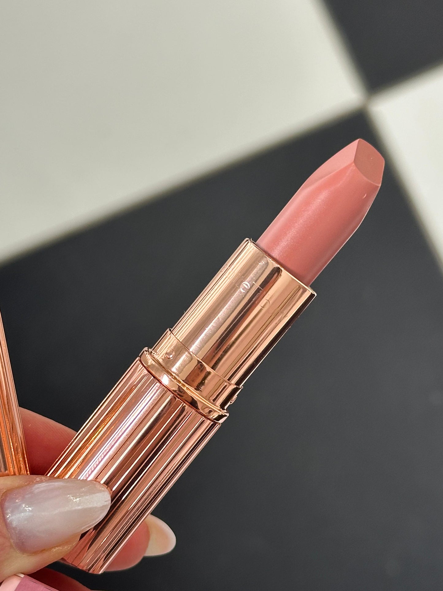 CHARLOTTE TILBURY Pillow Talk
Matte Revolution Long-Lasting Lipstick