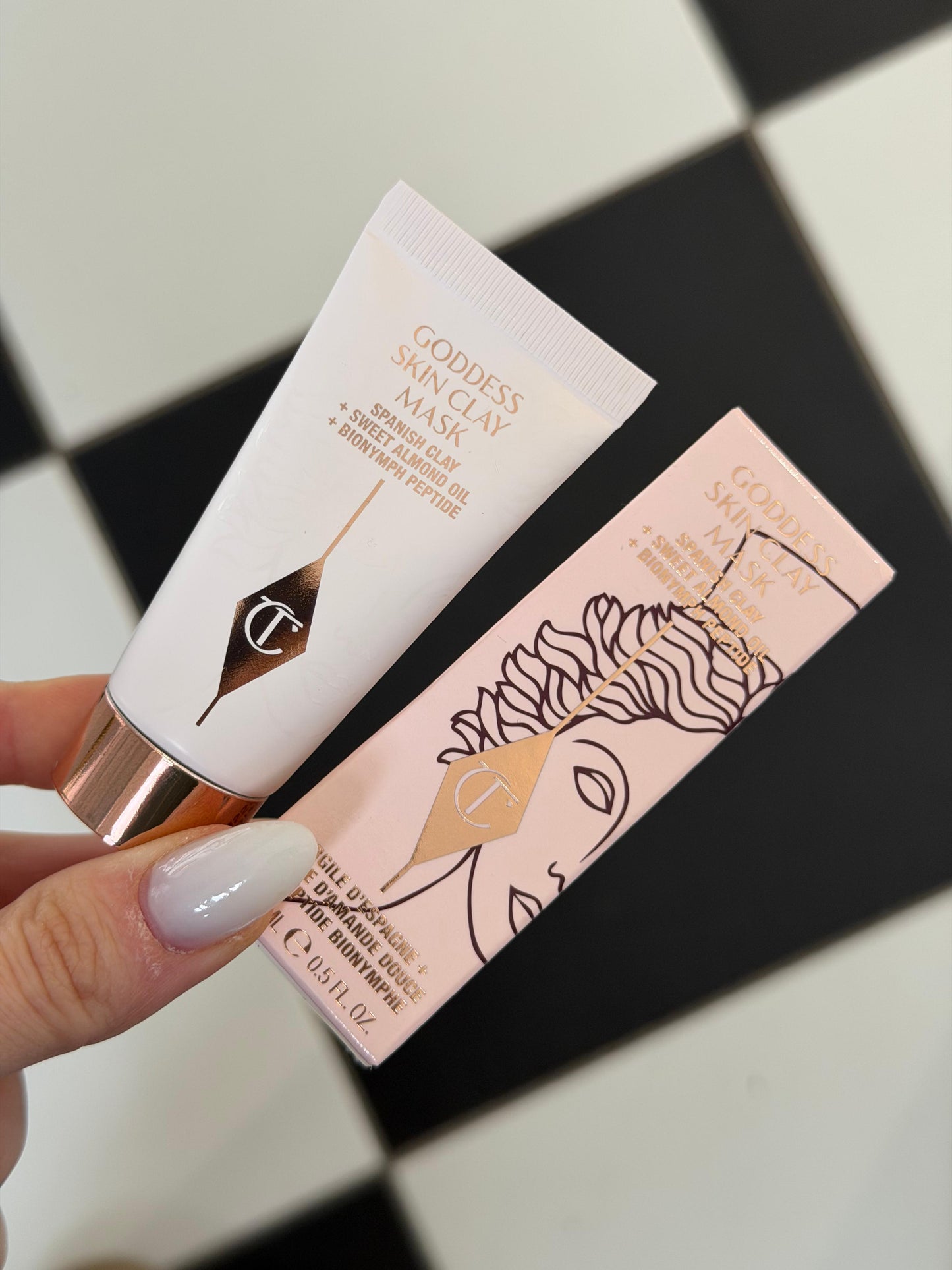 CHARLOTTE TILBURY Goddess Skin Clay Mask
Spanish Clay + Sweet Almond Oil + Bionymh Peptide