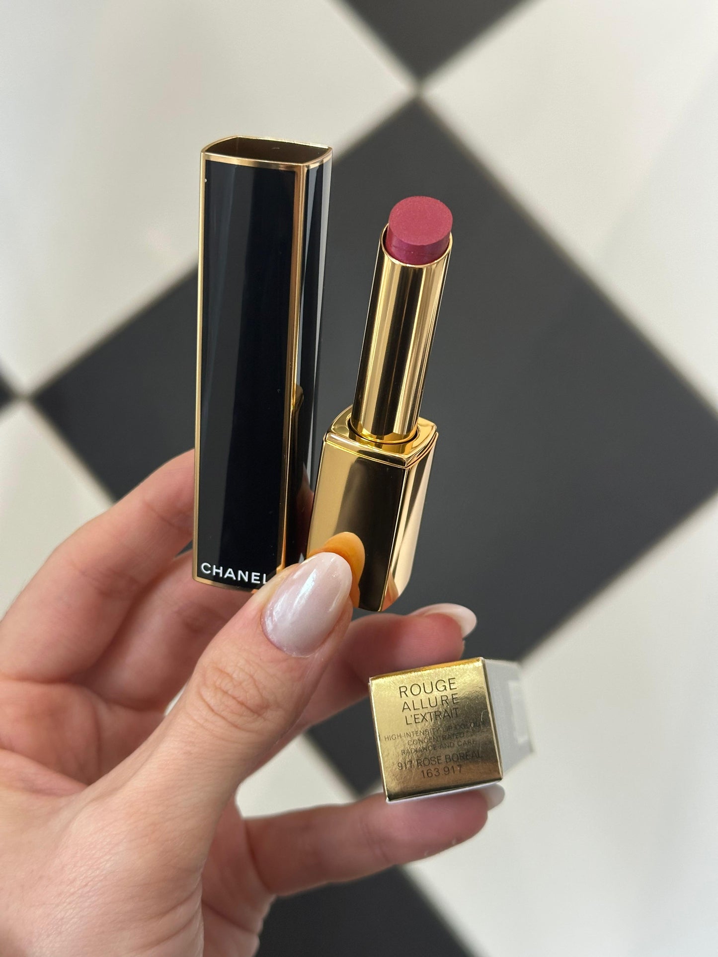 CHANEL Rouge Allure L’Extrait
High-Intensity Lipstick (917) - Concentrated Radiance and Care