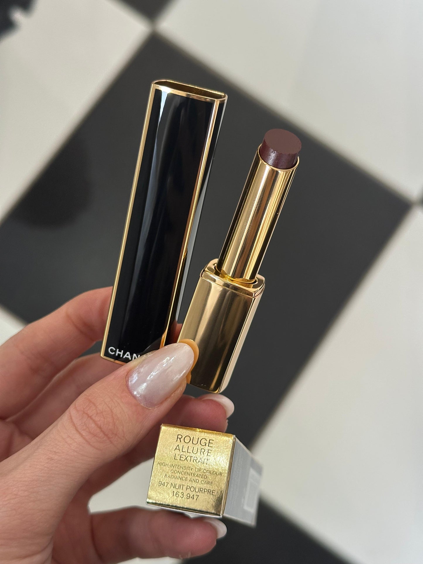 CHANEL Rouge Allure L’Extrait
High-Intensity Lipstick (947) - Concentrated Radiance and Care